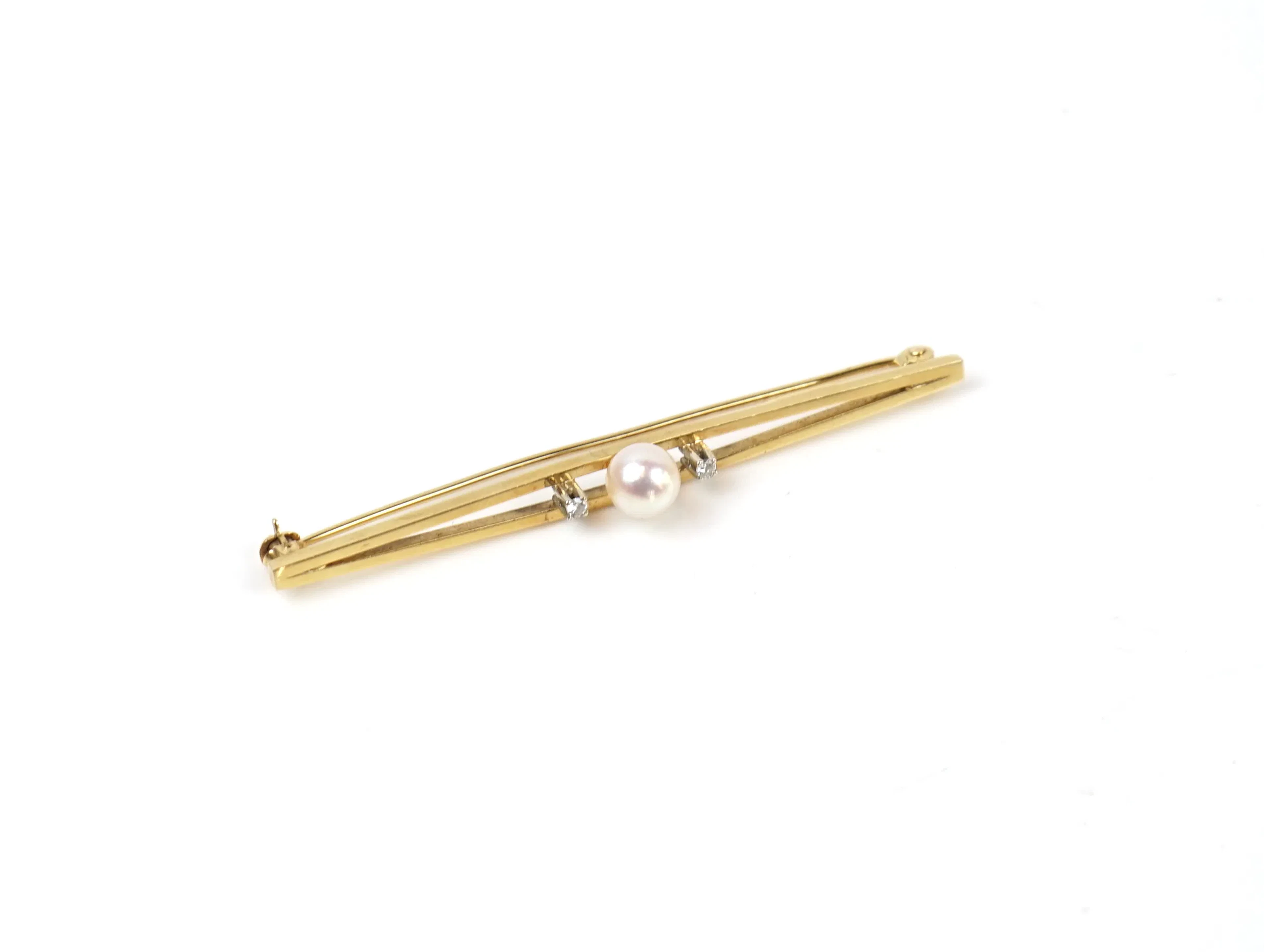 Spilla con perla e 2 diamanti tagliati brillante, oro 18Care.