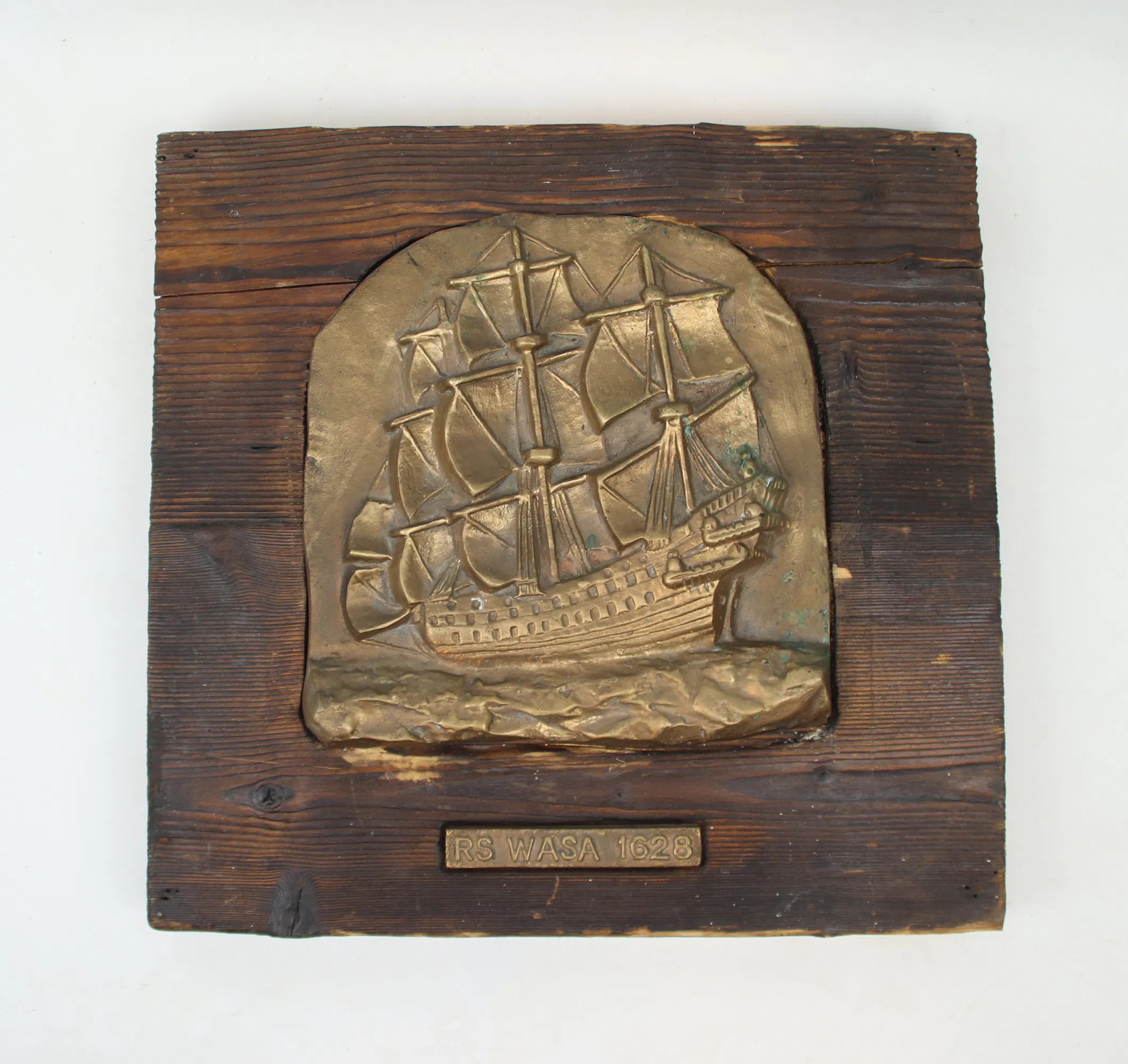 Relieve en pared, madera/bronce.