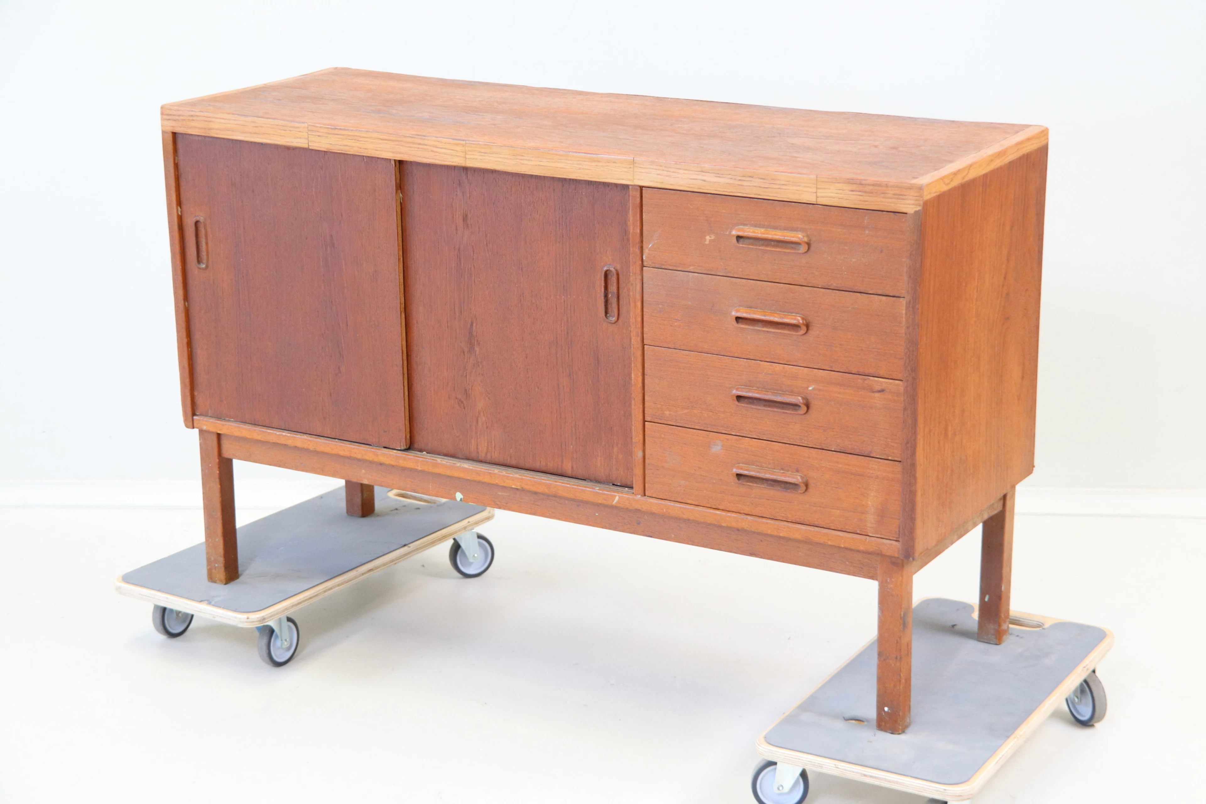 Credenza, 1 mobile e 4 cassetti, in legno.