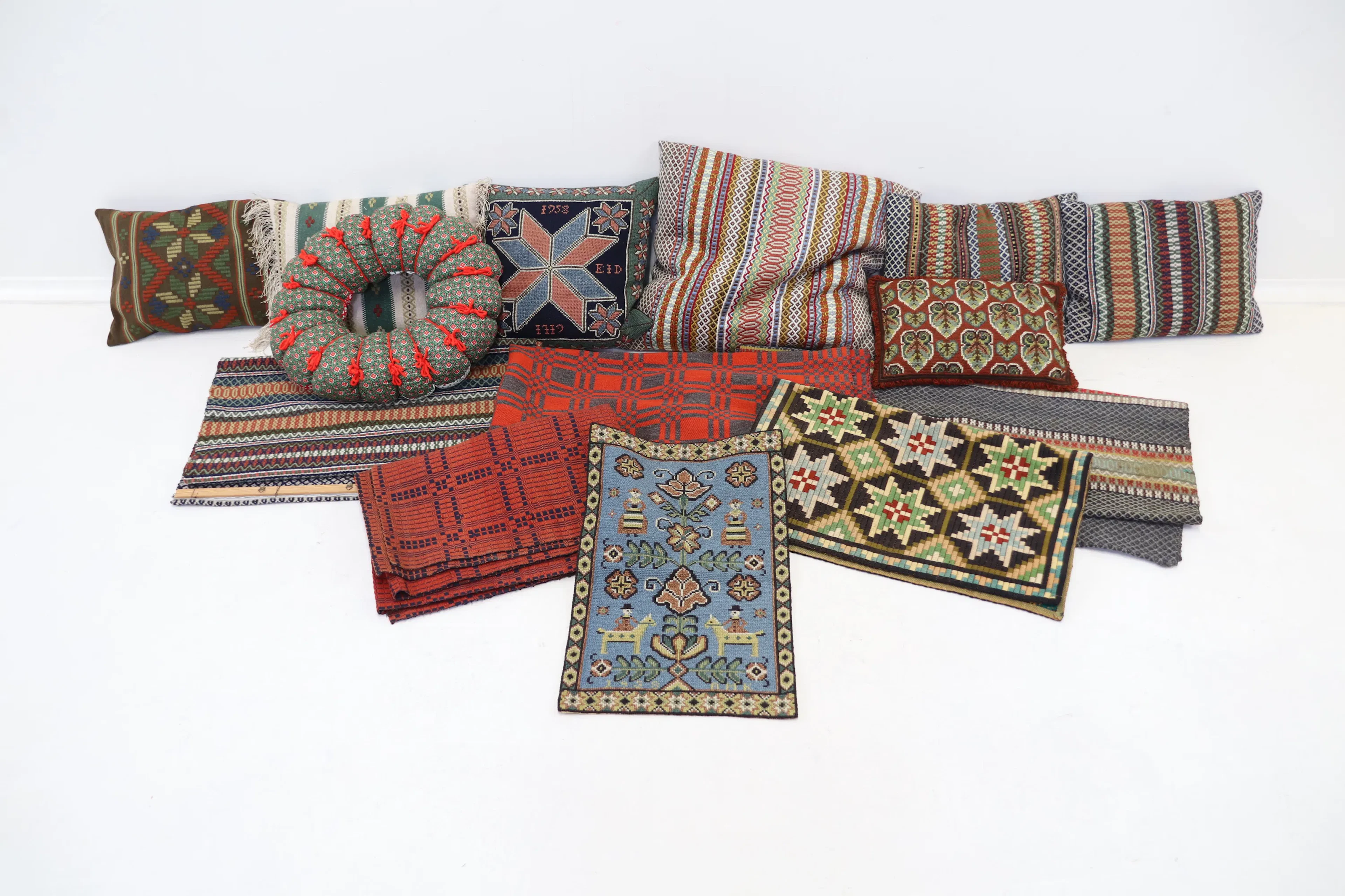 Cushions, etc., 14 pieces, textile.