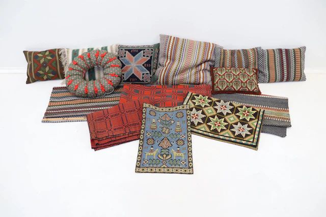 Cushions, etc., 14 pieces, textile.