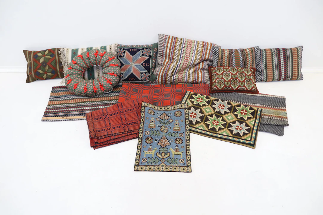 Cushions, etc., 14 pieces, textile.