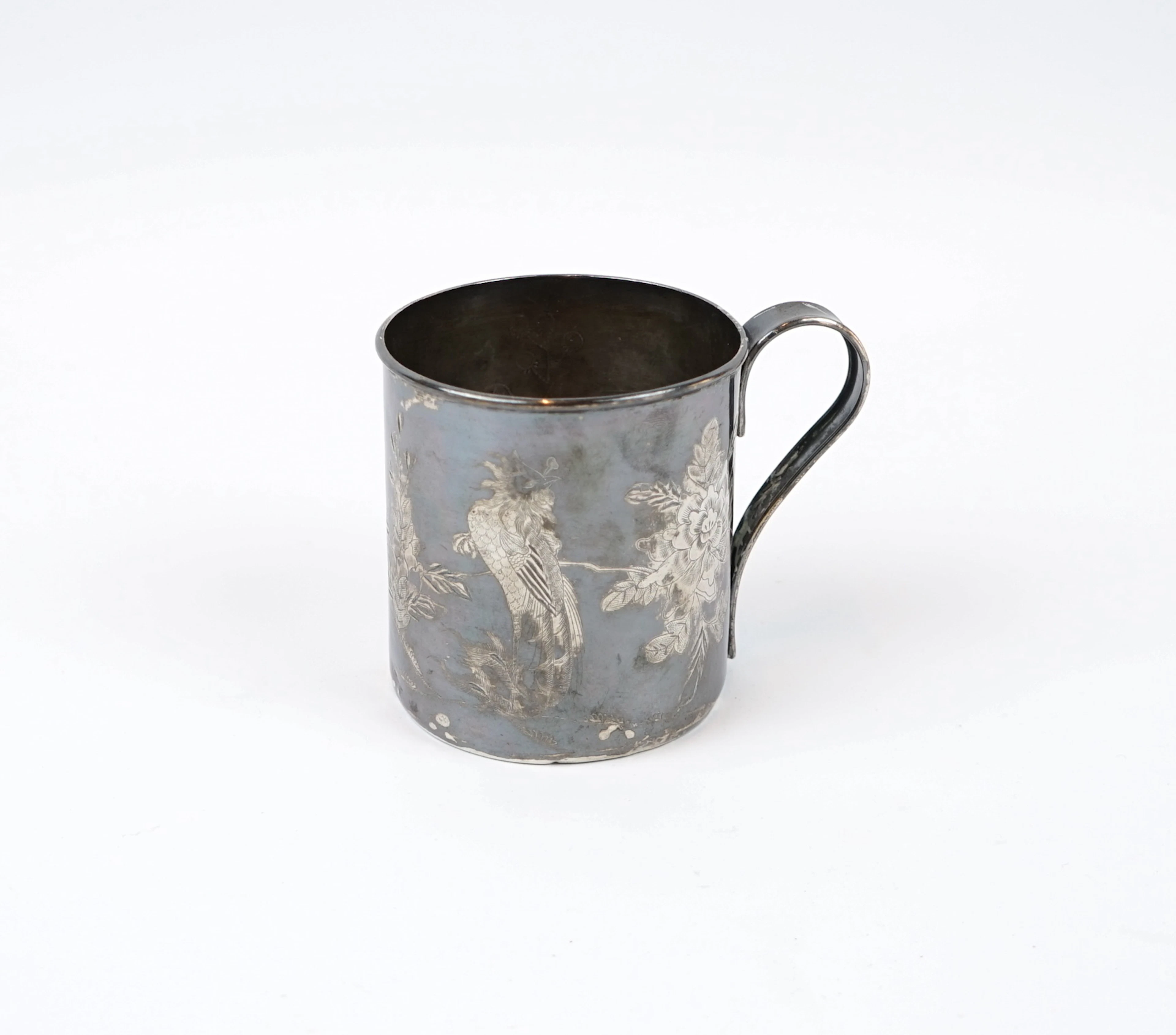 Tasse, argenterie, décor ciselé, porcelaine.