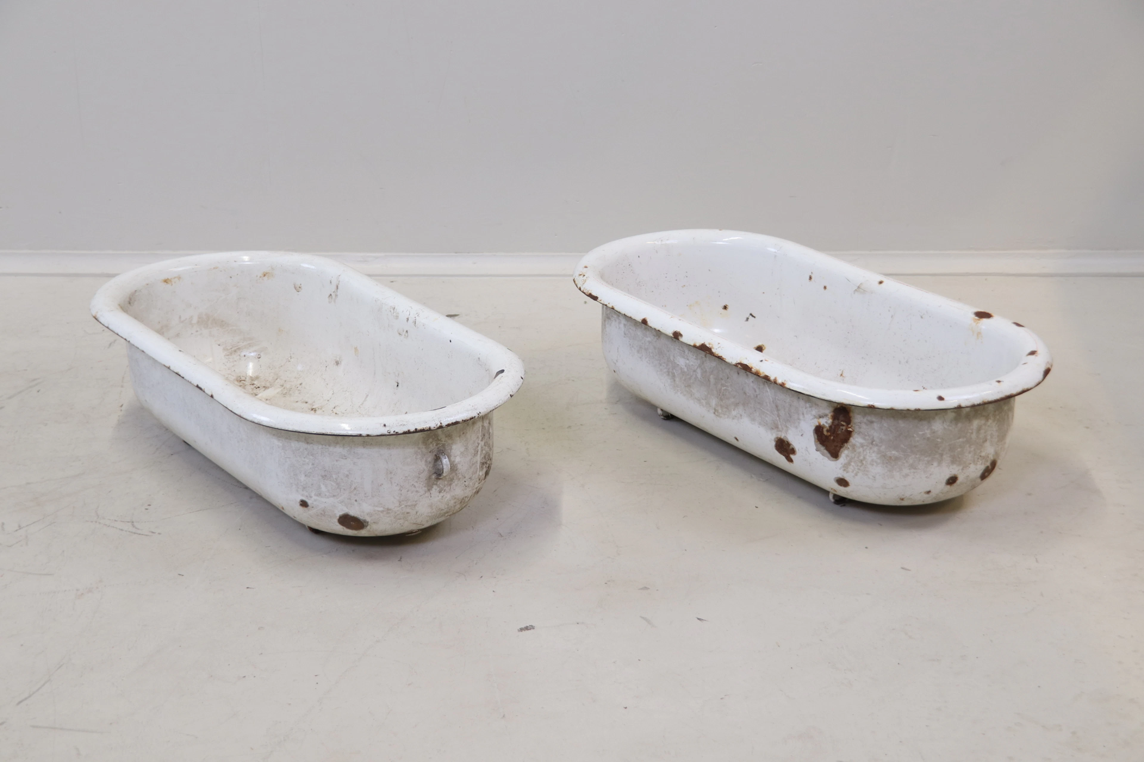 Des pots, 2 pièces, métal émaillé.