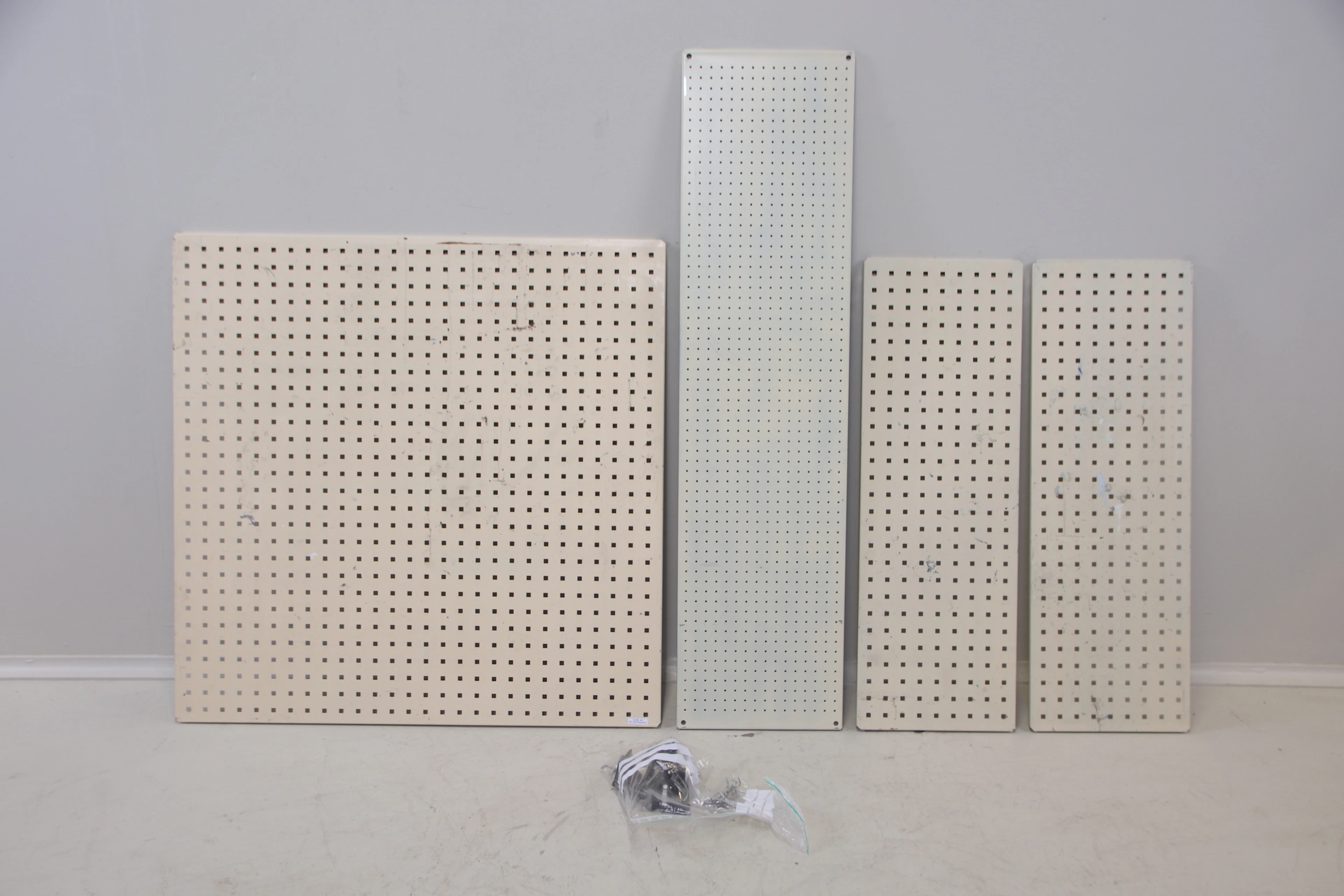 Tavole utensili, 4 pezzi, in metallo, incluso Orderinvest AB, con accessori.
