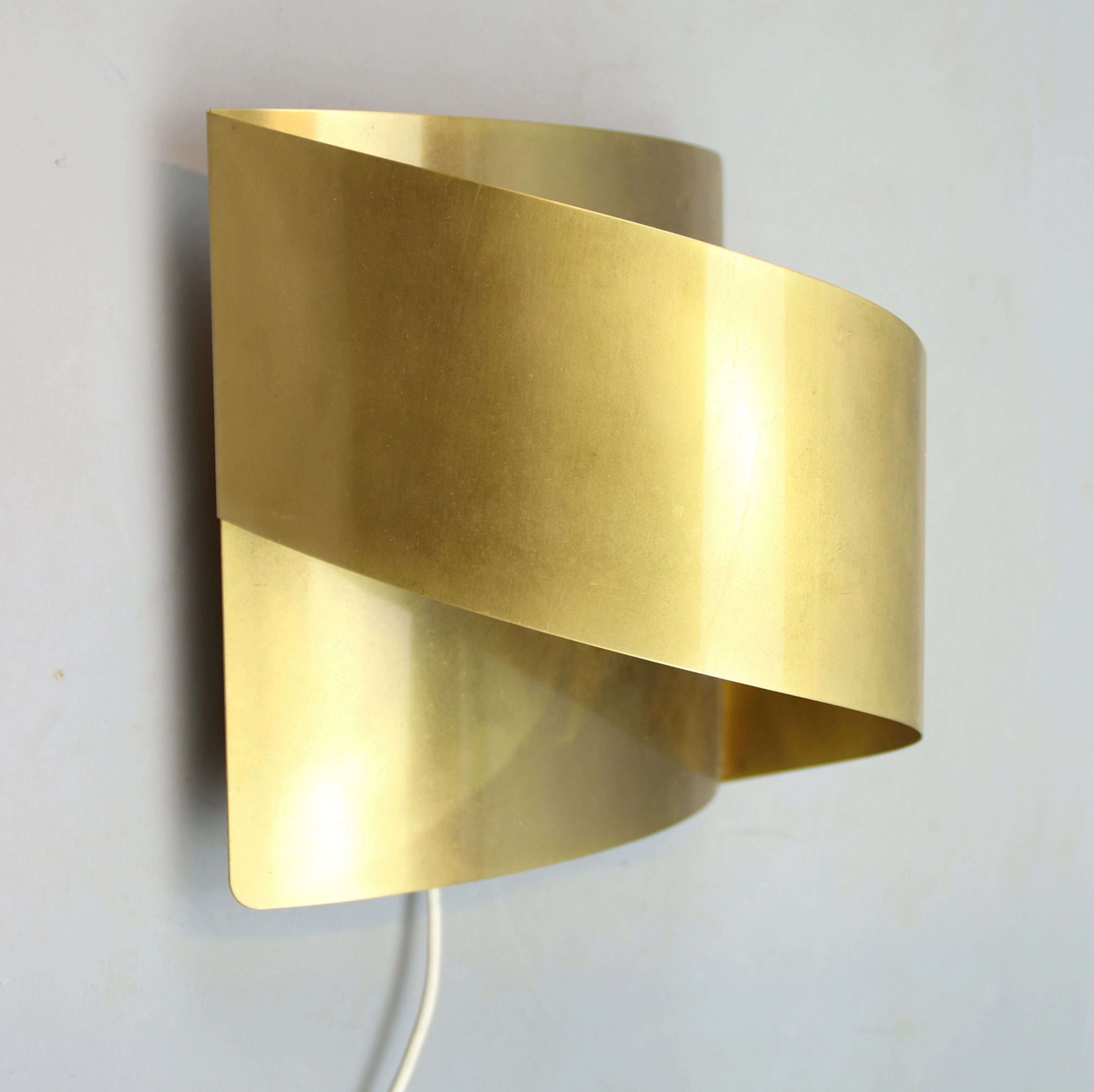 Peter Celsing, una lampada da muro in ottone, "Band", Falkenbergs Lighting.