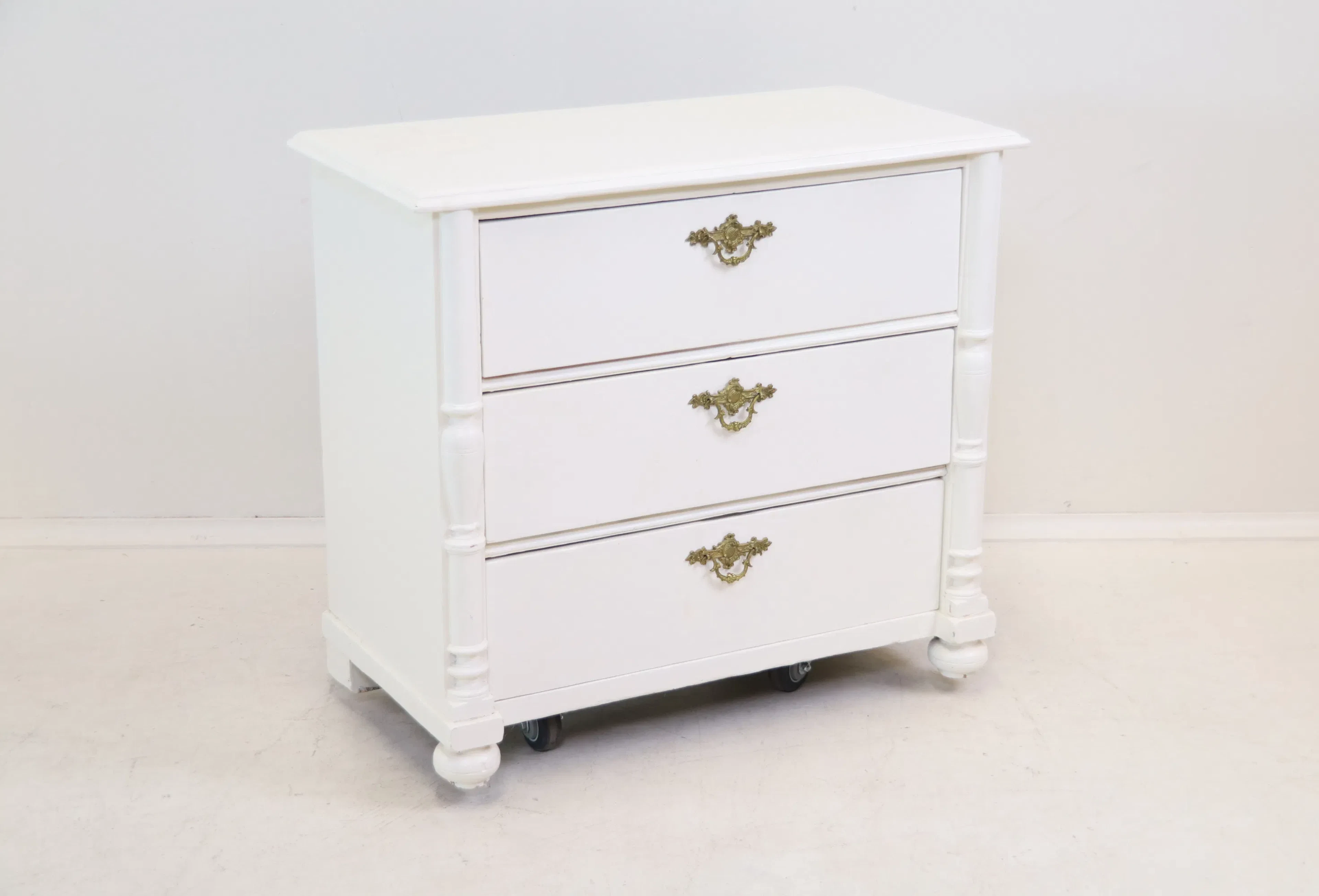 Chest of drawers, wood.