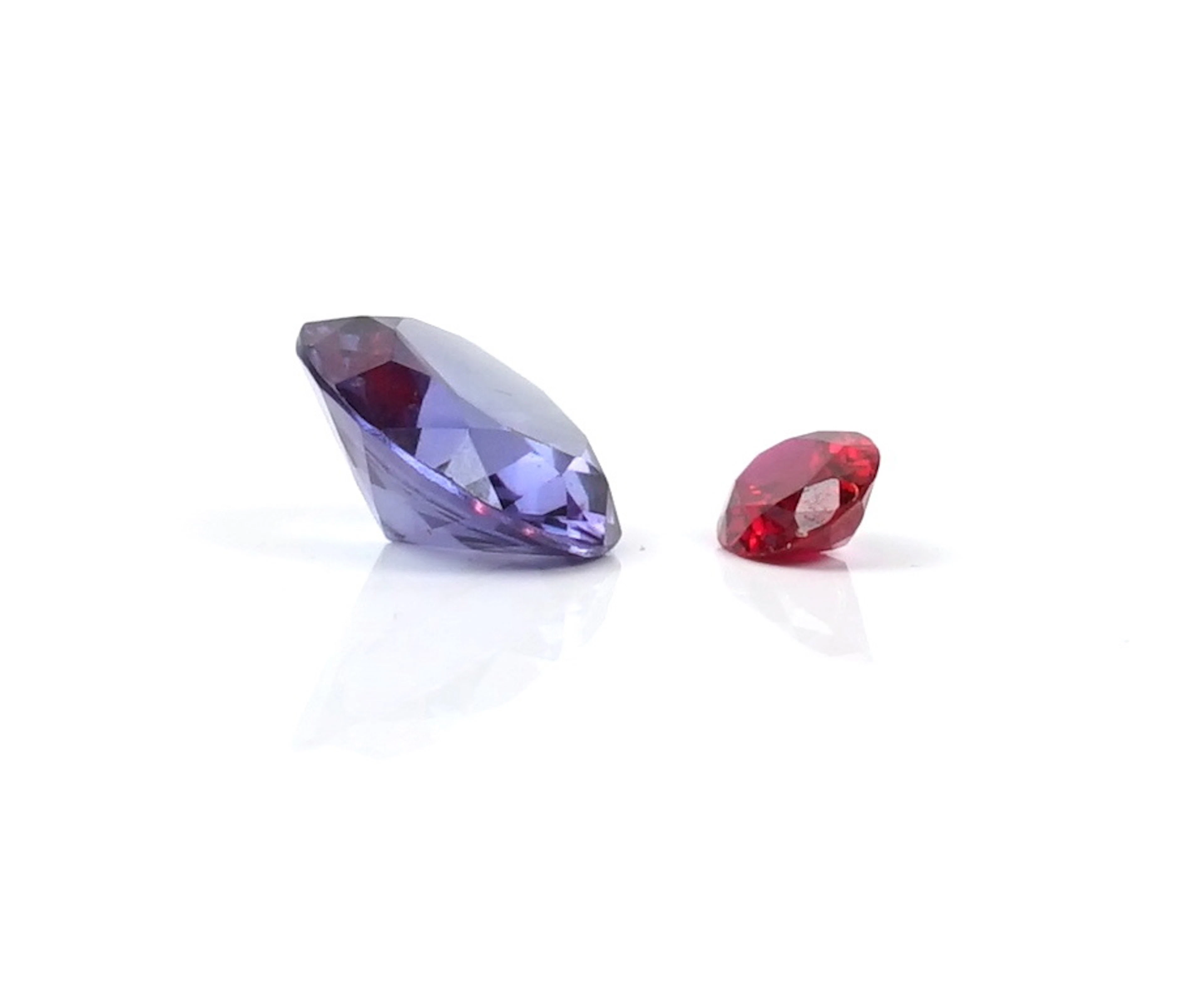 Piedras, 2 piezas, corte facetario, amatista y rubí.