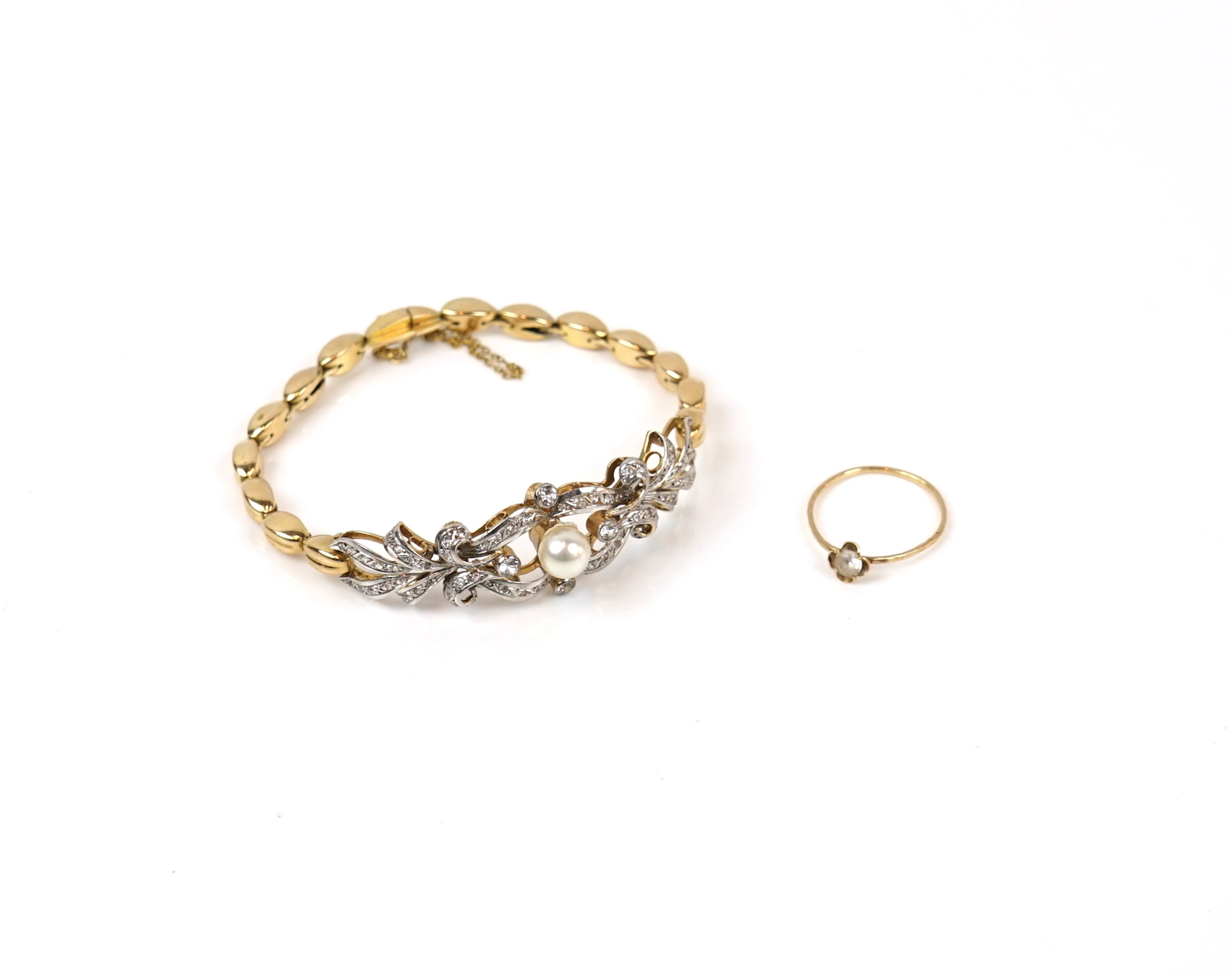 Anillo y pulsera, oro de 18 quilates, con piedras y perlas.