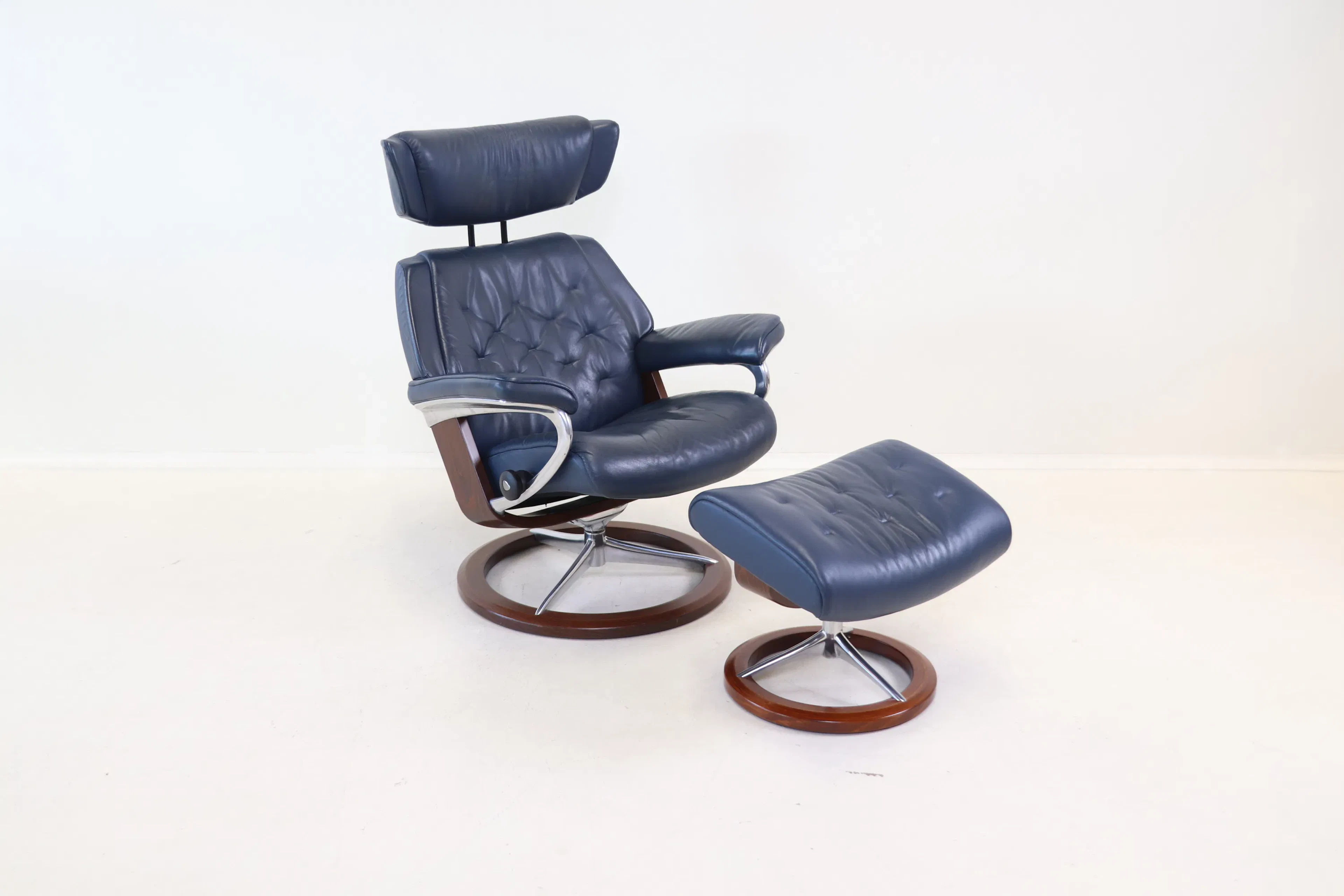 Sedia girevole con sgabello, regolabile, in pelle/legno, "Stressless", Ekornes.