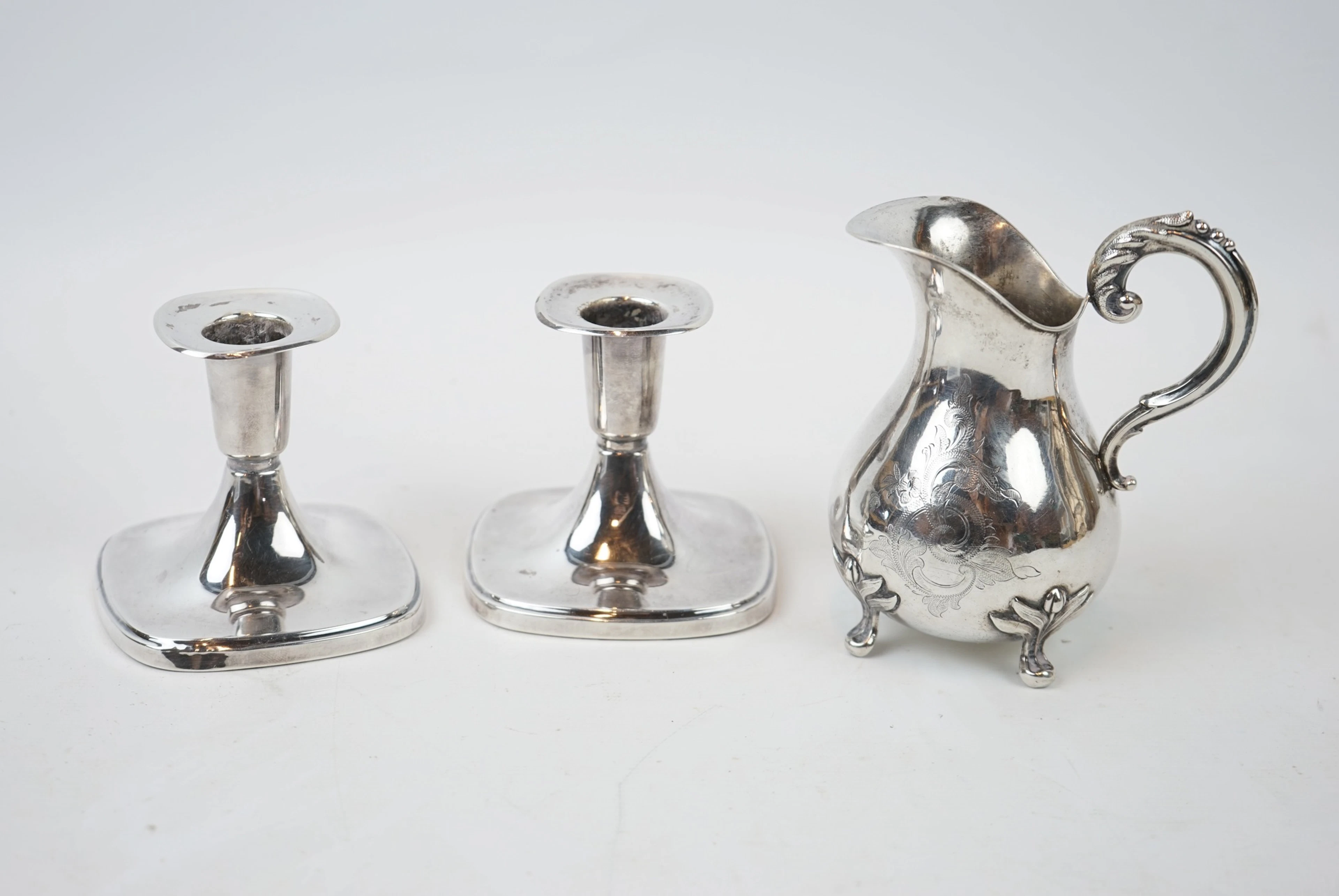 Candelieri e brocca per crema, 3 pezzi, argento.