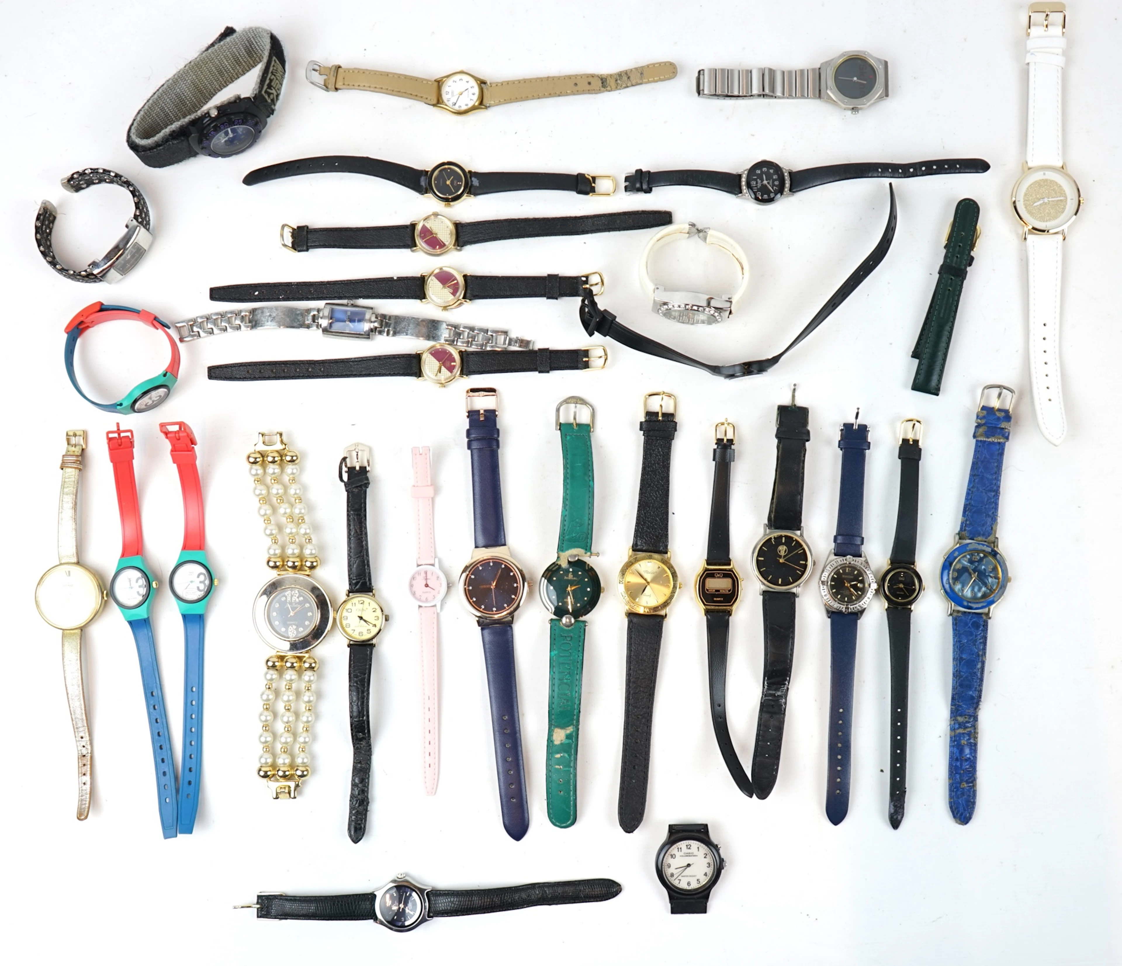 Relojes de pulsera, muchos, incluyendo Casio y Calvin Klein.