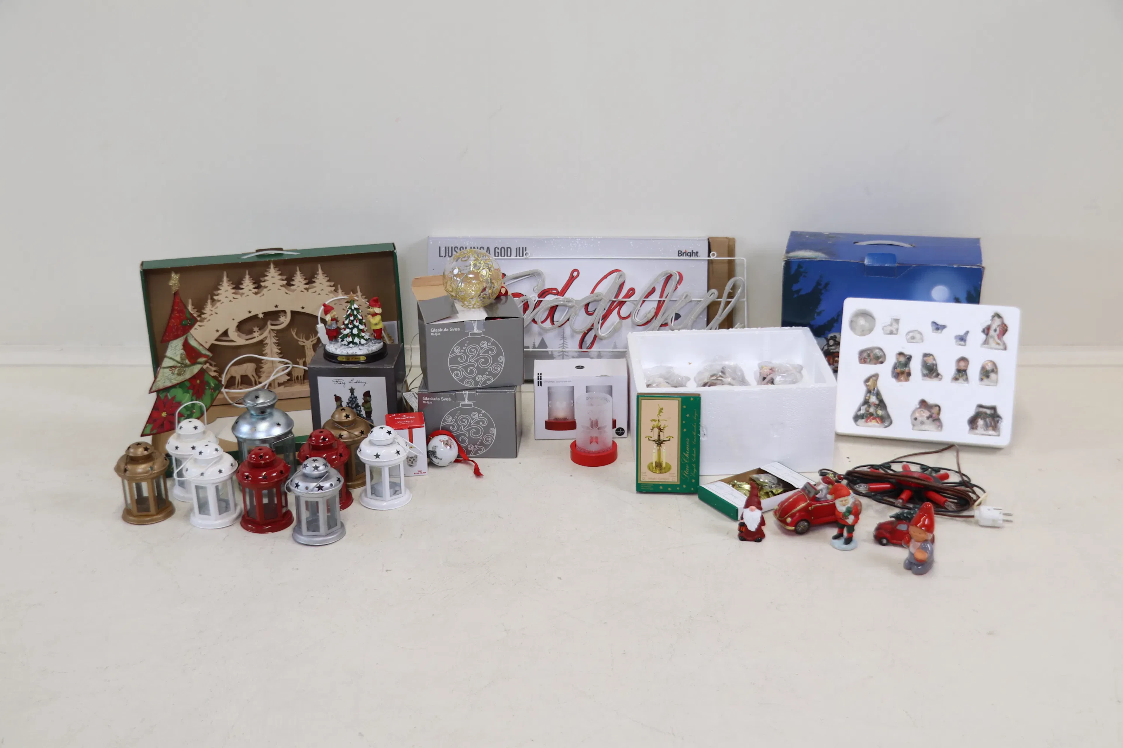 Weihnachtsdekorationen, viele, darunter Goldfunde.
