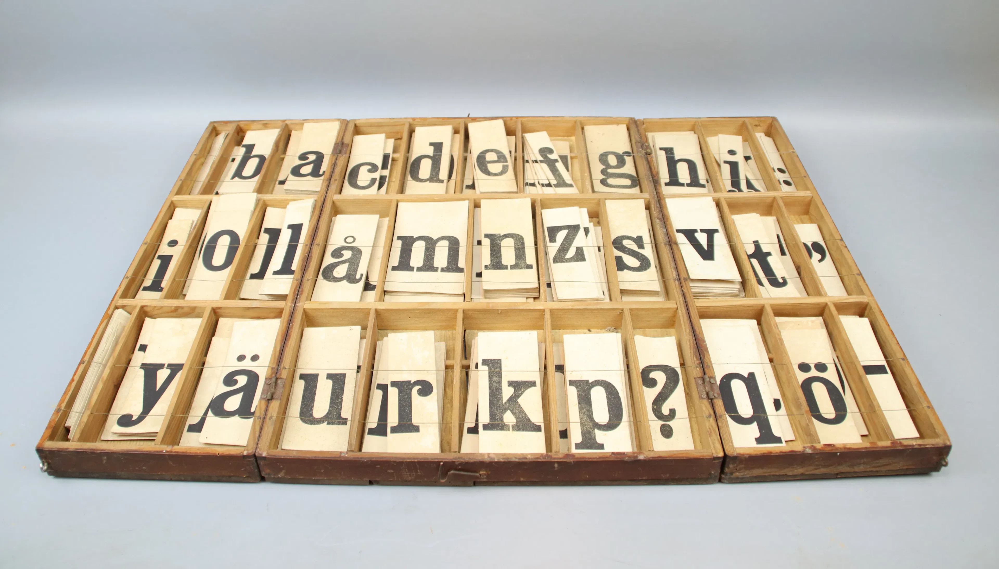 Letter notes, a batch, in a wooden box.