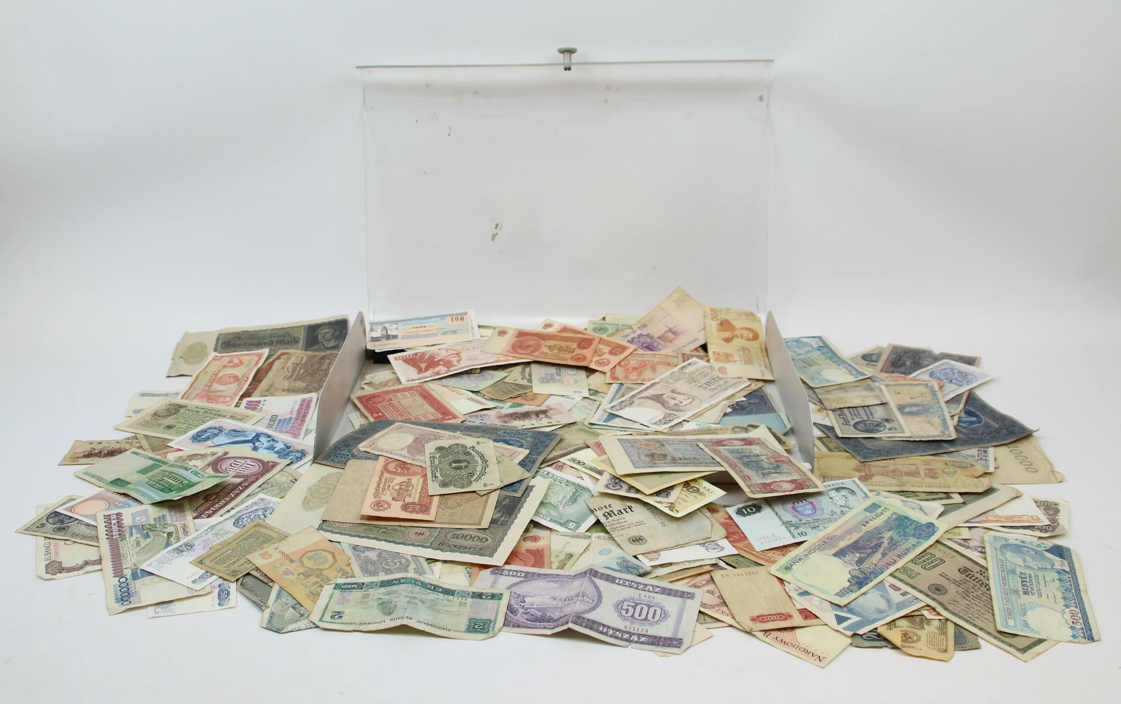 Banknoten, eine Partei, verschiedene Länder und Stückelungen.