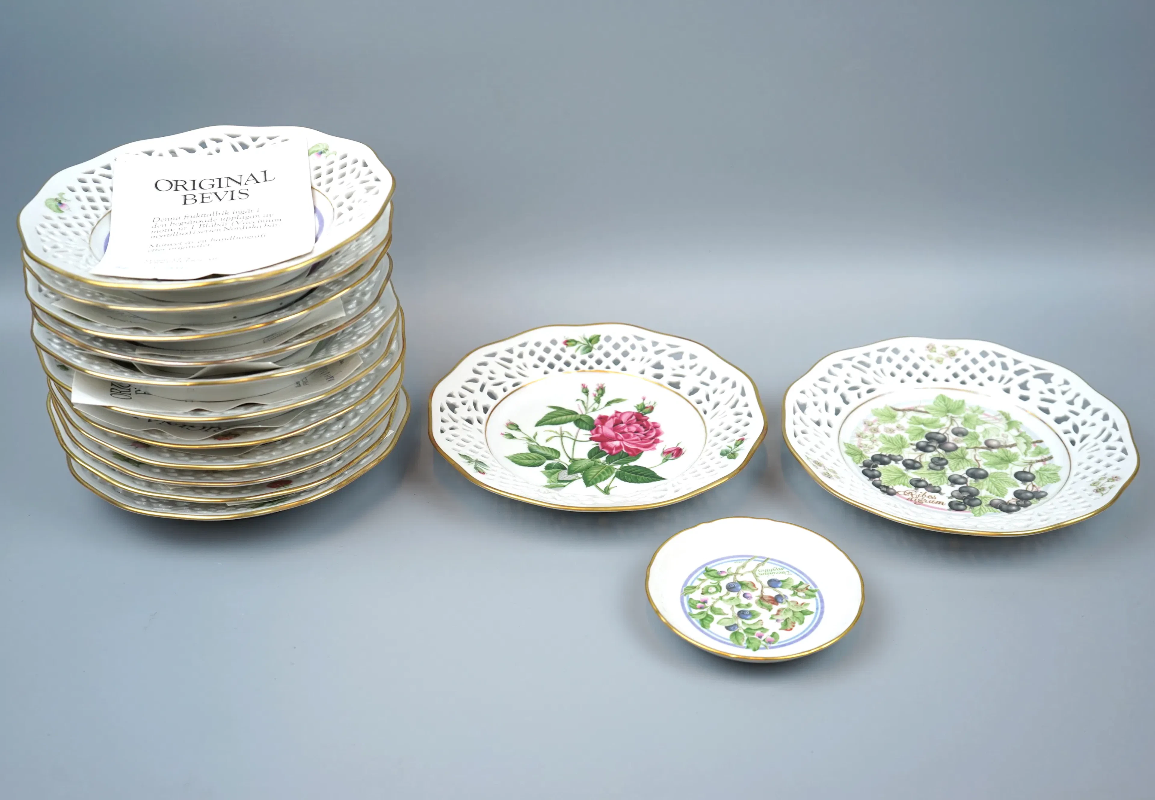 Assiettes de fruits, etc., 14 pièces, porcelaine, « baies nordiques » et une de