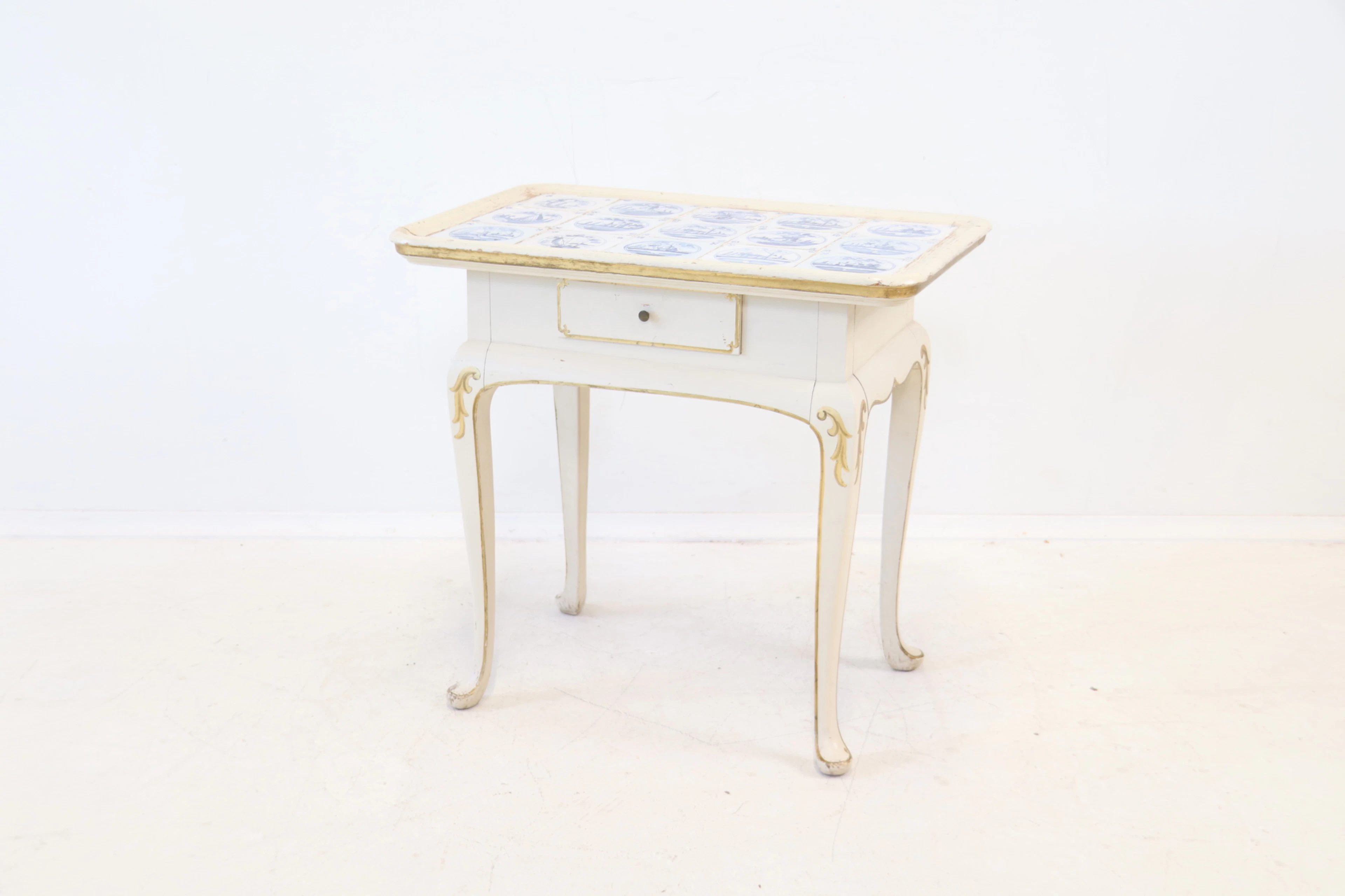 Tavolo, una scatola, legno/ceramica.