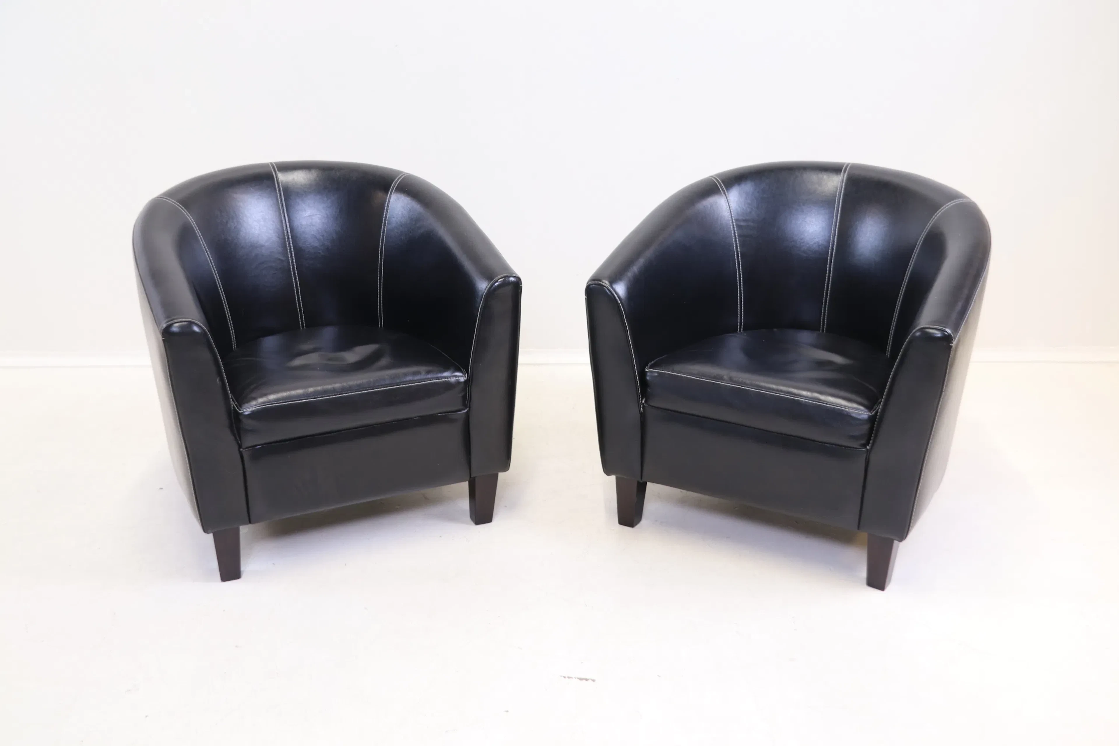 Sillones club, un par, cuero/madera, Möbelhuset Leander Pehrson.