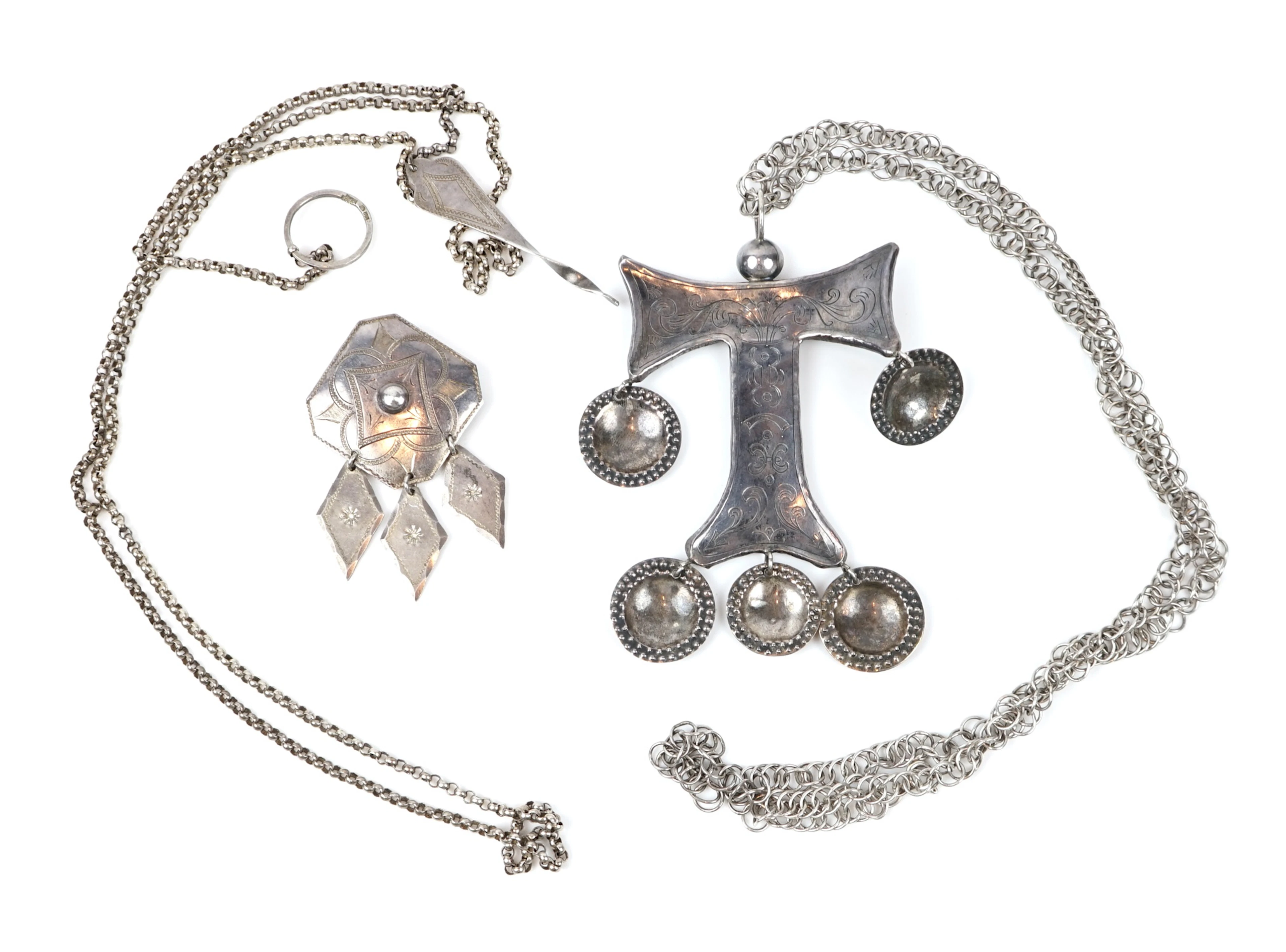 Croce a strisce, spilla e catena di pizzo, argento.