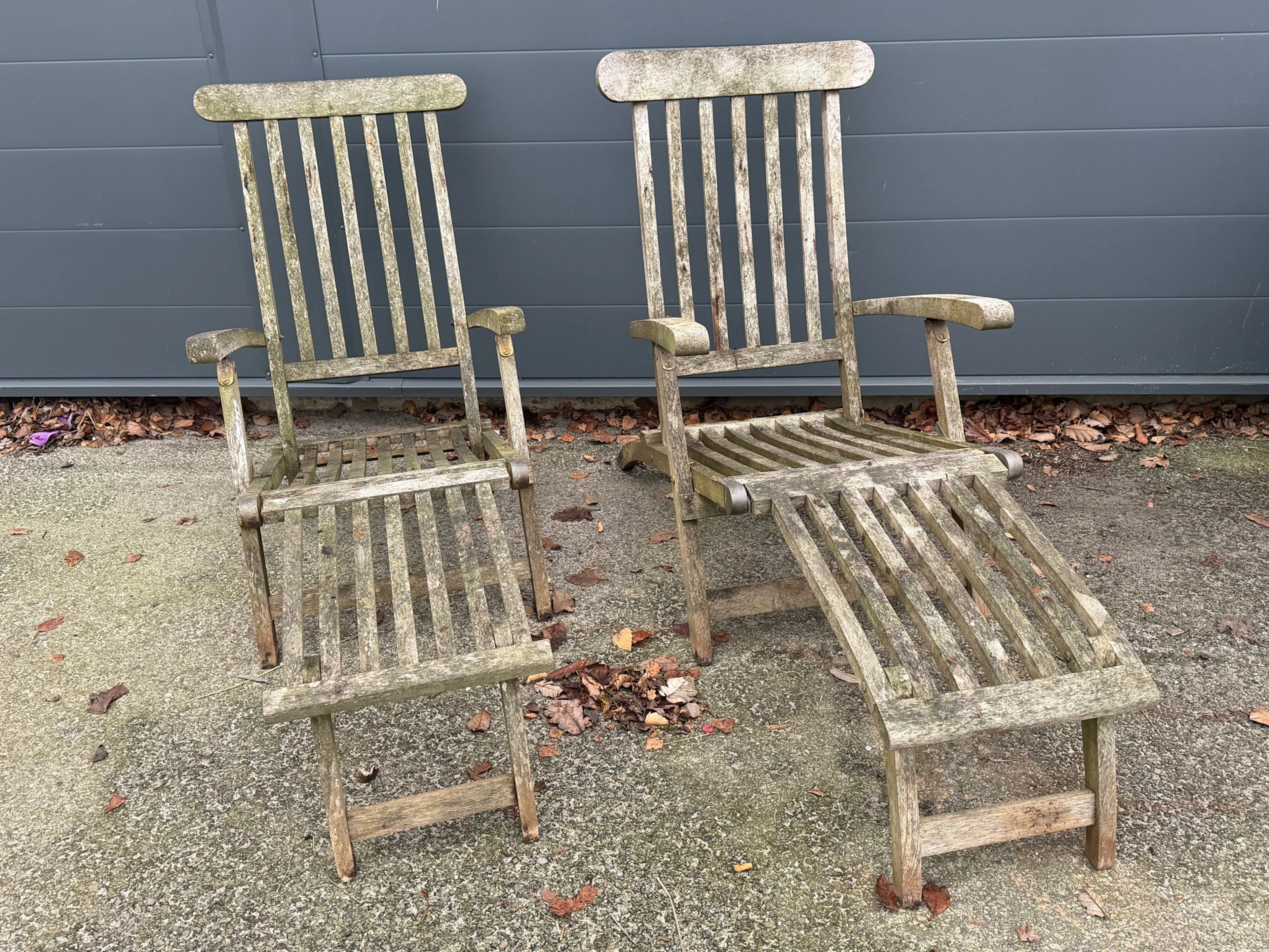 Liegestühle, 2 Stück, Holz, inklusive Deep River Furniture.