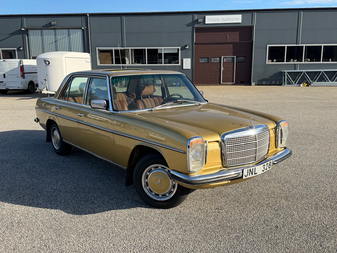 Mercedes-Benz 200/8 W115, berlina, gasolina, 1975.