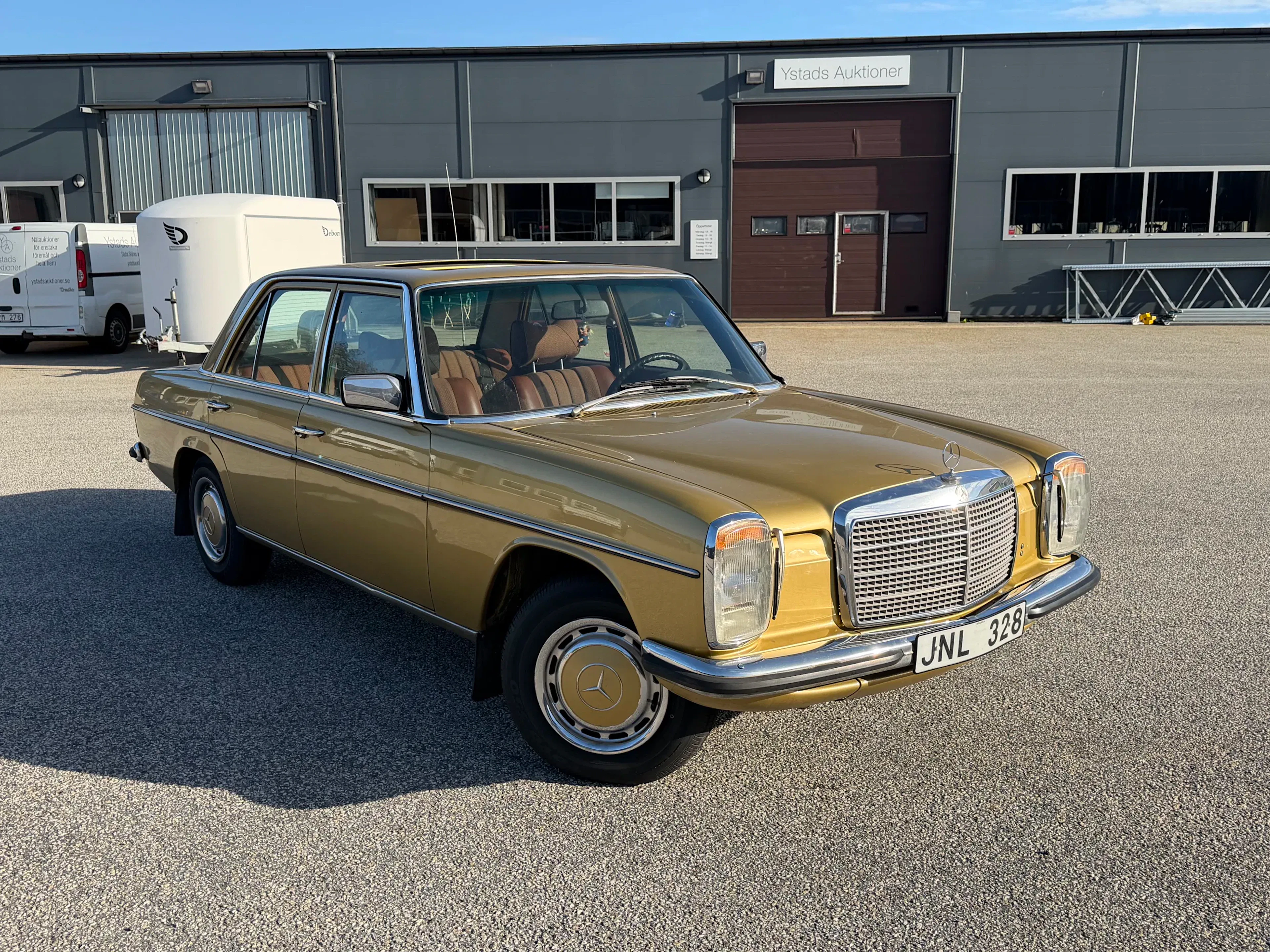 Mercedes-Benz 200/8 W115, berlina, gasolina, 1975.