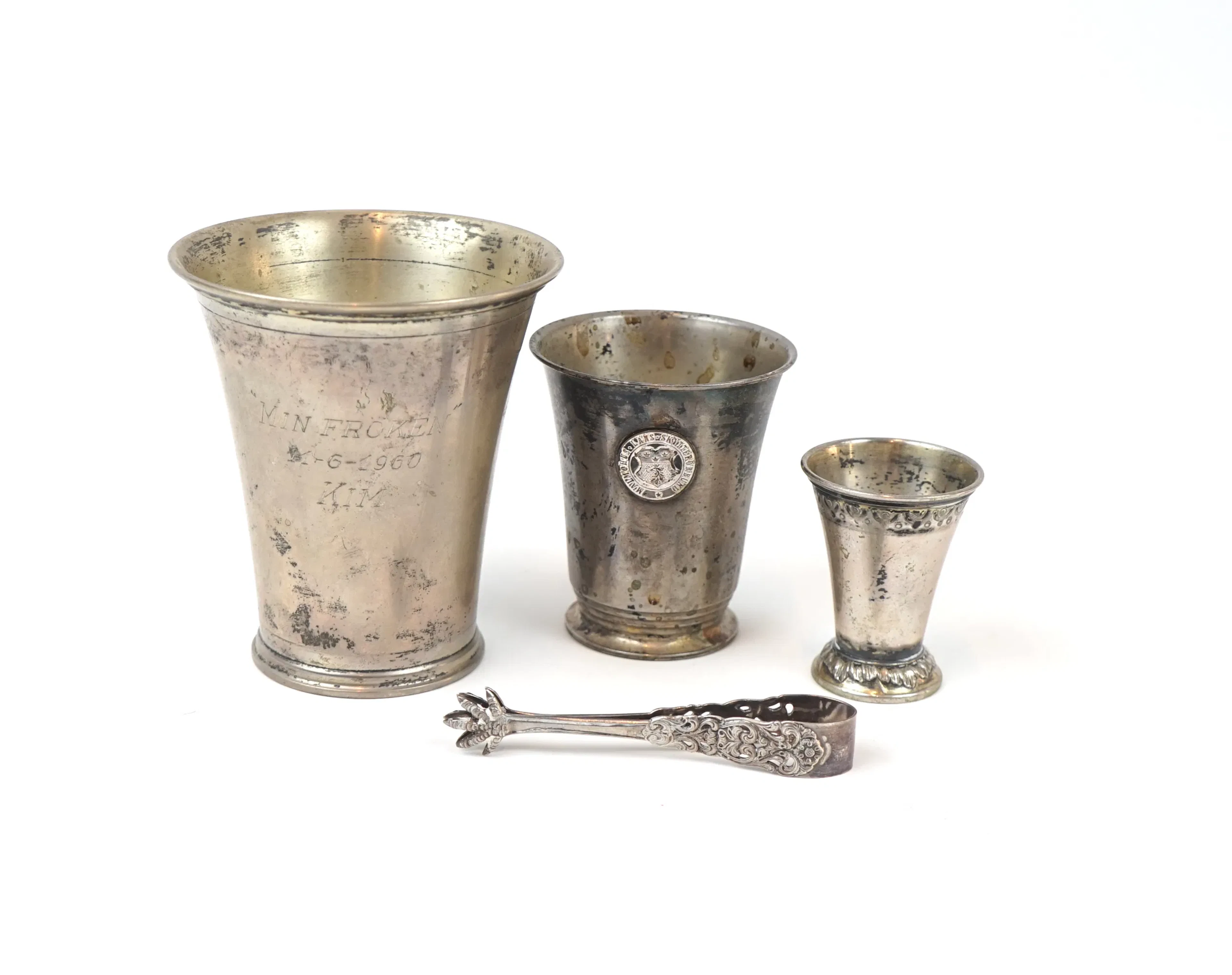 Taza y pinzas, 4 piezas, de plata.