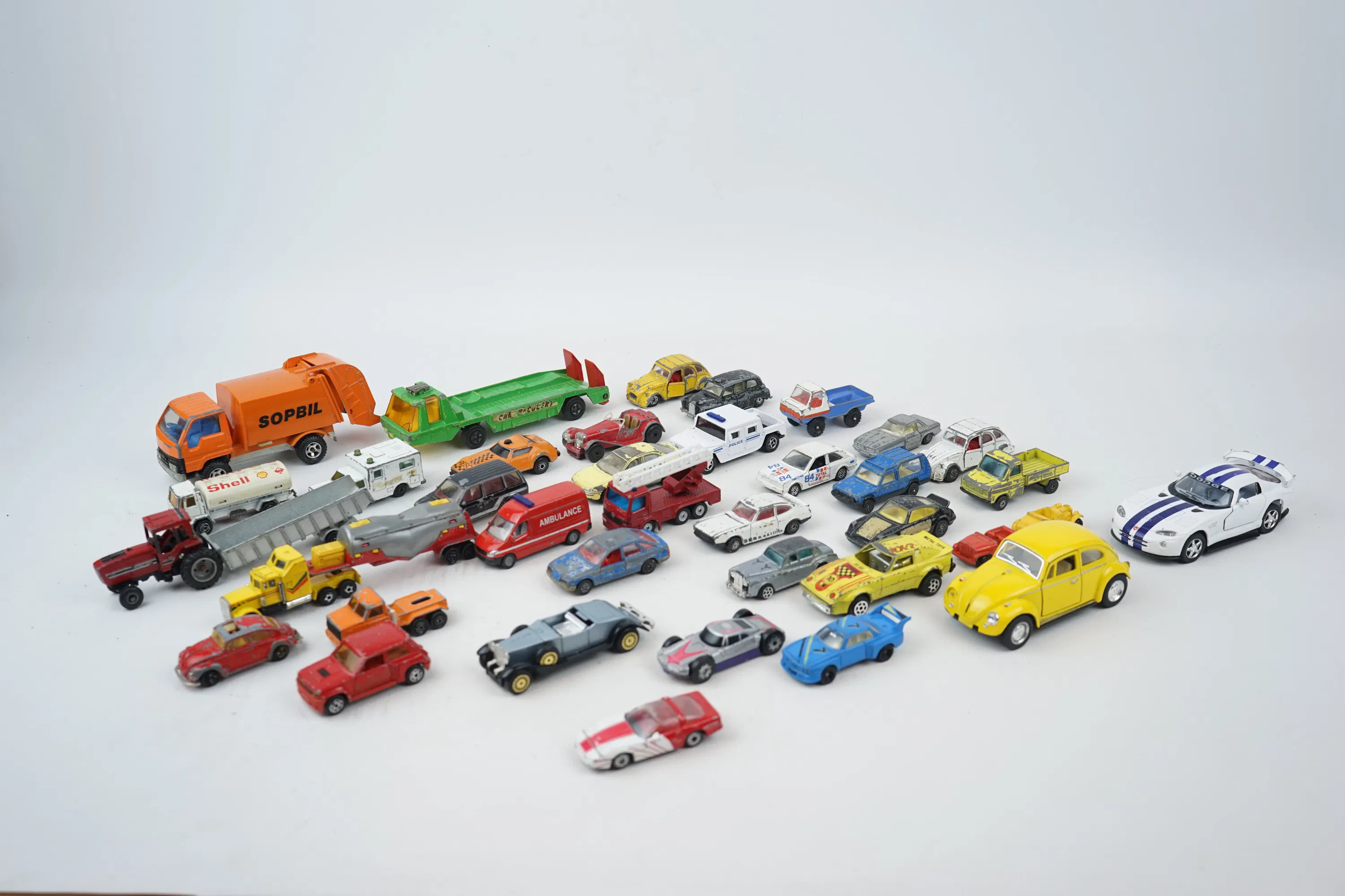 Coches de juguete, 37 piezas, incluyendo Matchbox y Corgi.