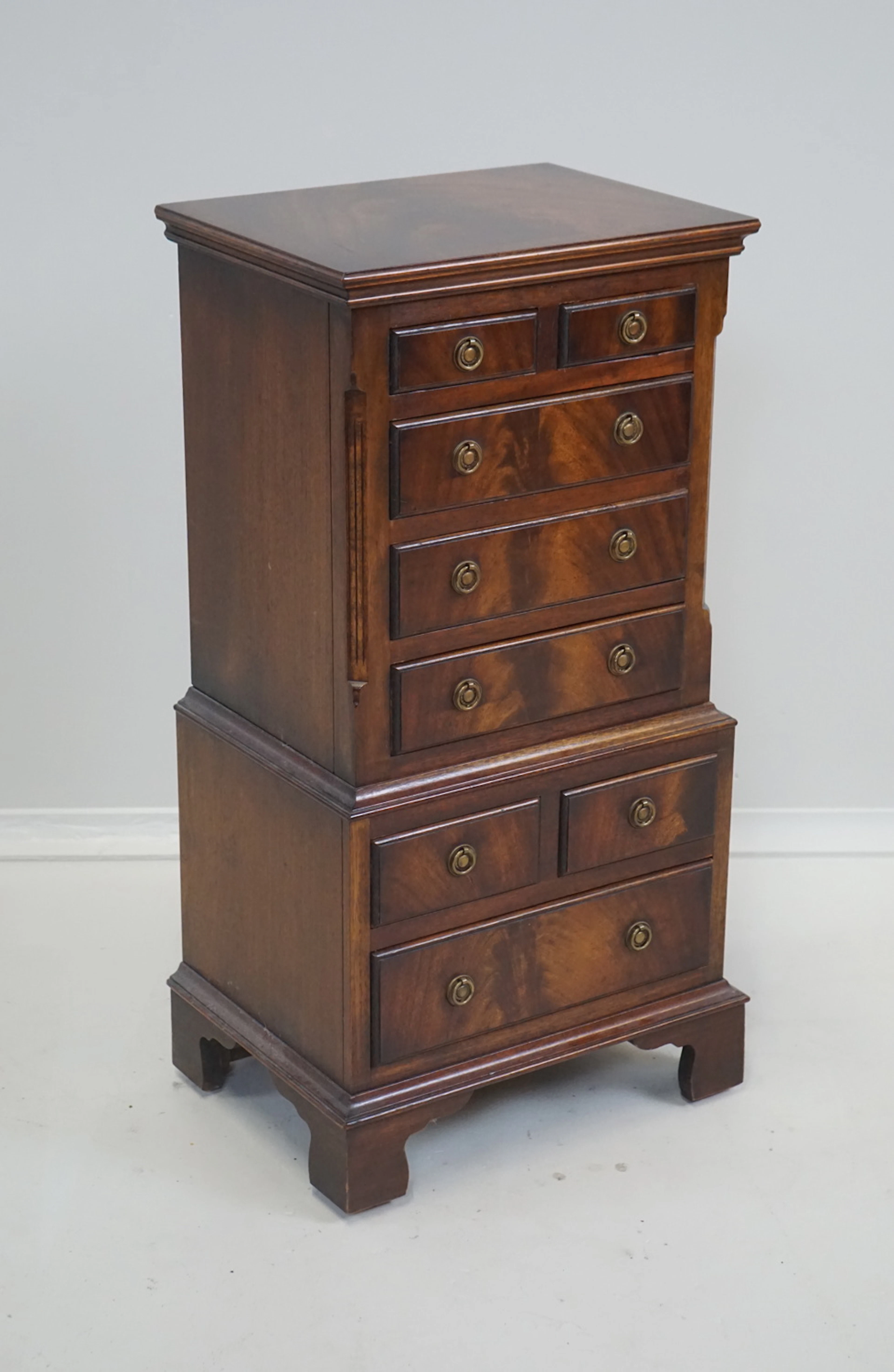 Cassettiera, 8 cassetti, mogano, Reprodux, Inghilterra, fine 1900.