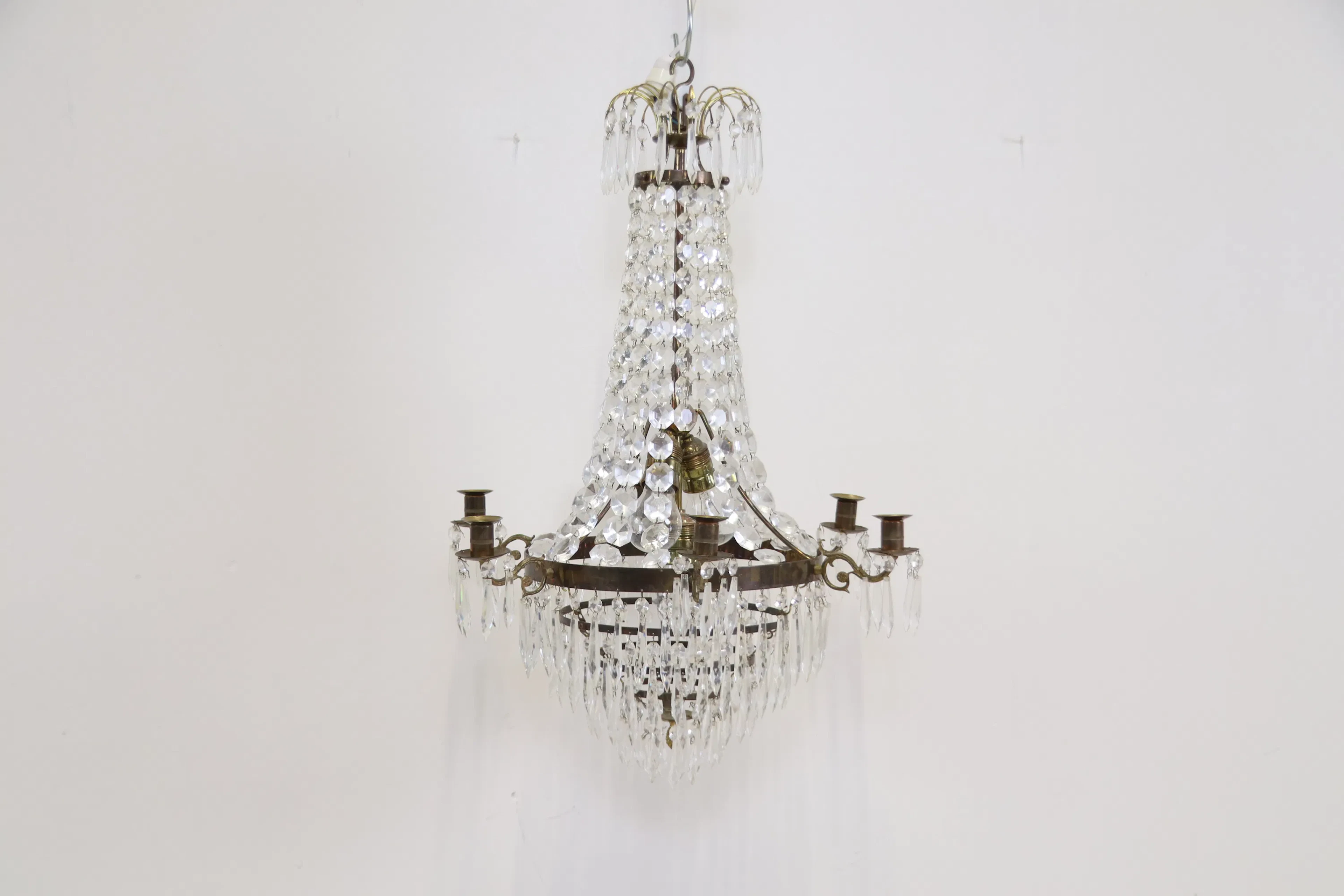 Kronleuchter für 6 Kerzen, 3 Lichtpunkte, Glas/Metall.