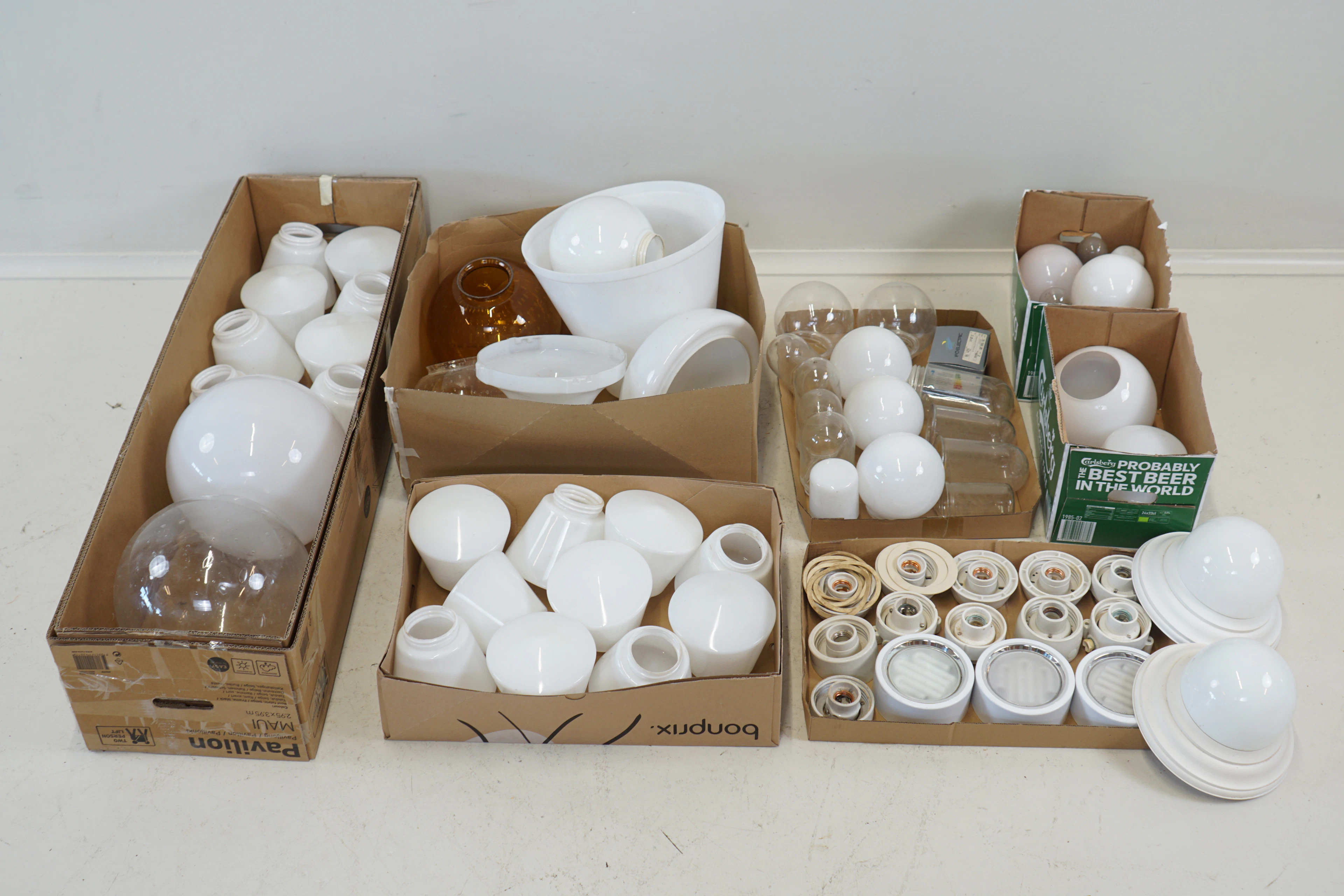 Lamp cups and lamps, one batch.