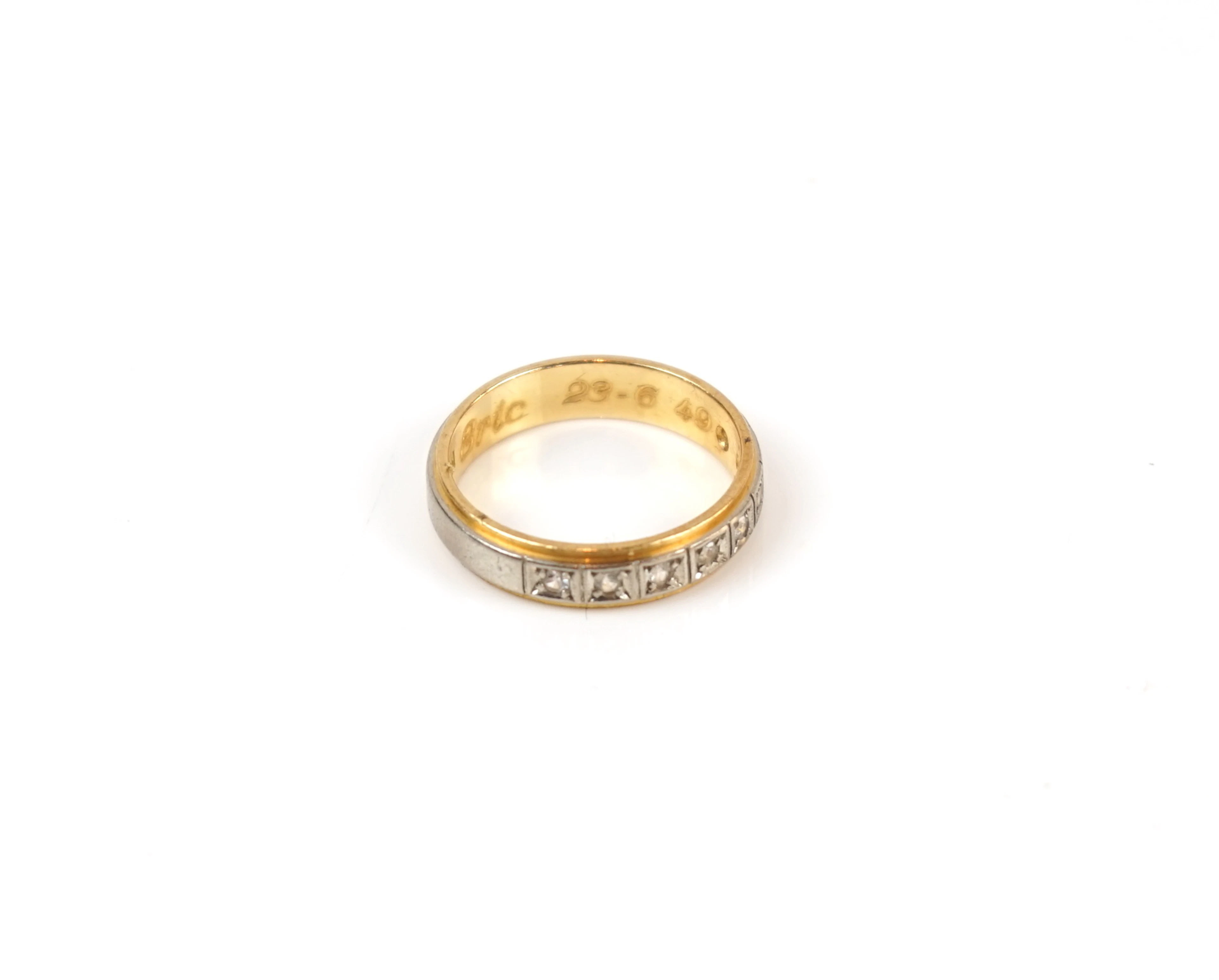 Anillo semi-eternidad, oro blanco/rojo 18K, engastado con 8 pequeños diamantes de corte brillante, 1974.