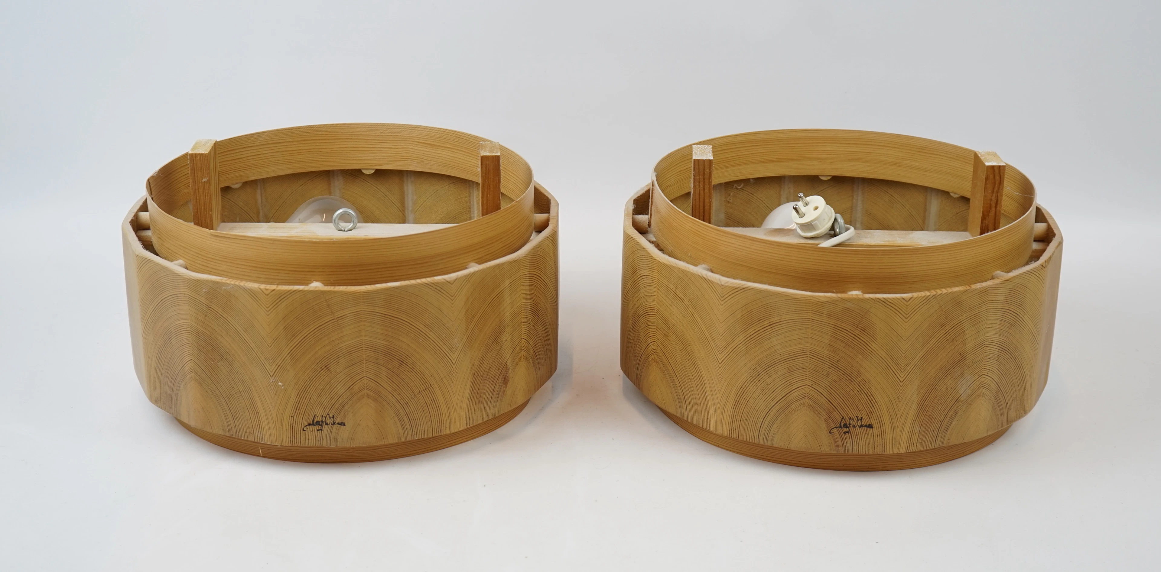 Leif Wikner, une paire de plafonniers en bois, signé, années 1970.