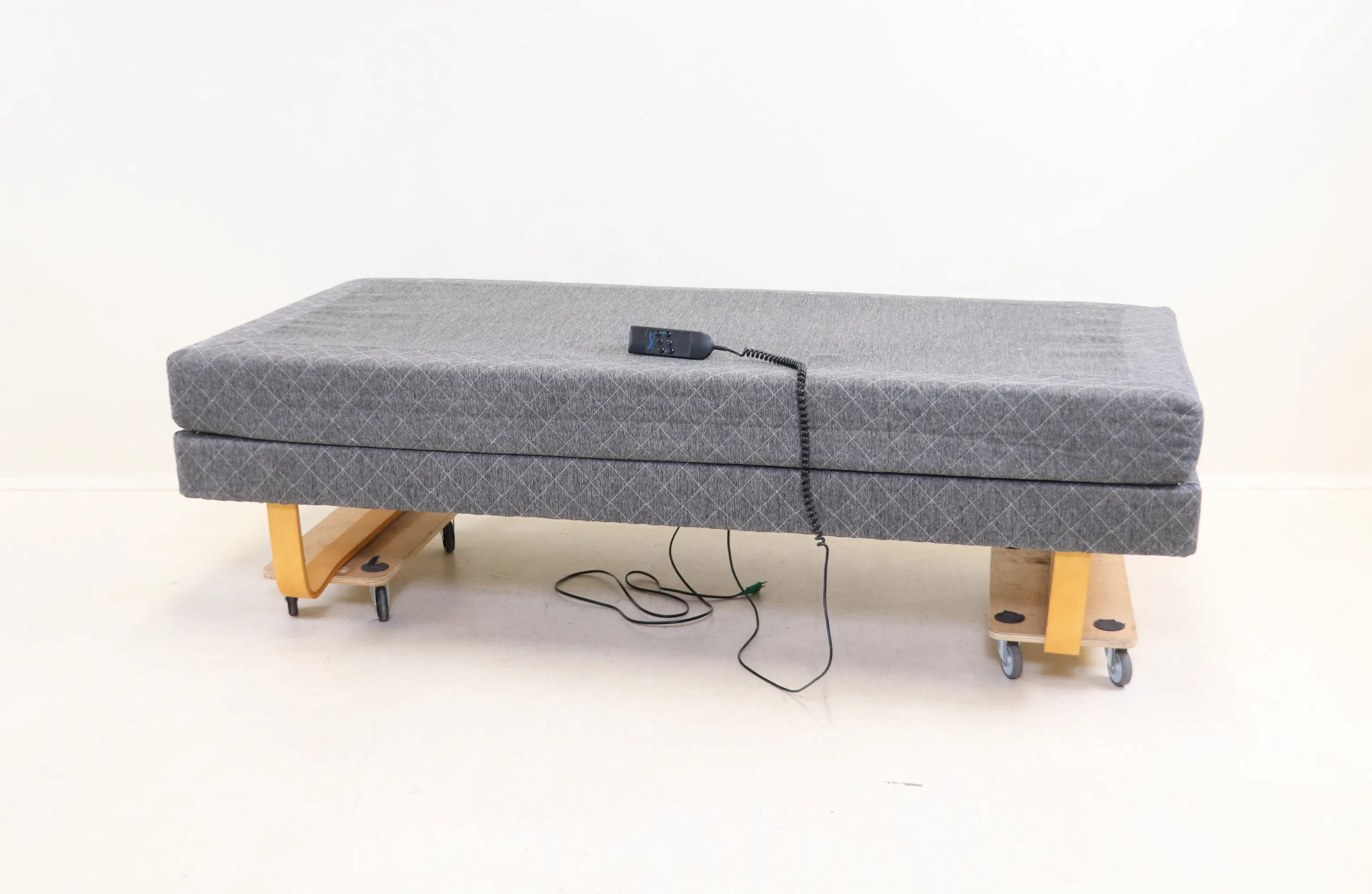 Bed, adjustable.