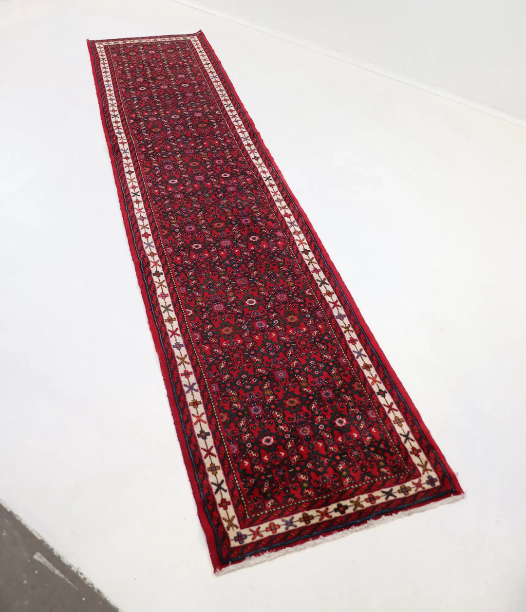 Alfombra de galería, oriental, anudada a mano, de lana.