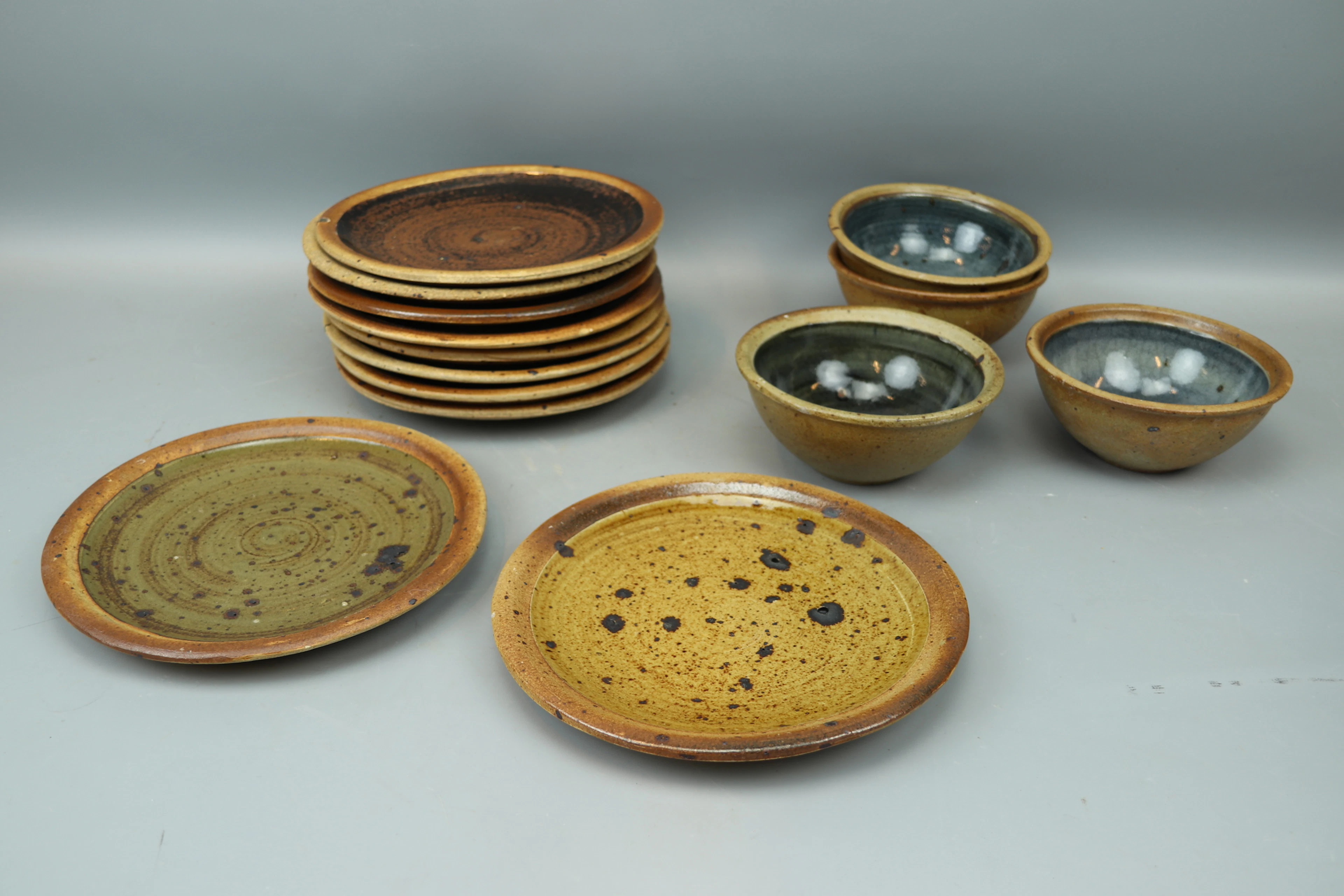 Platos y cuencos, 14 piezas, cerámica.