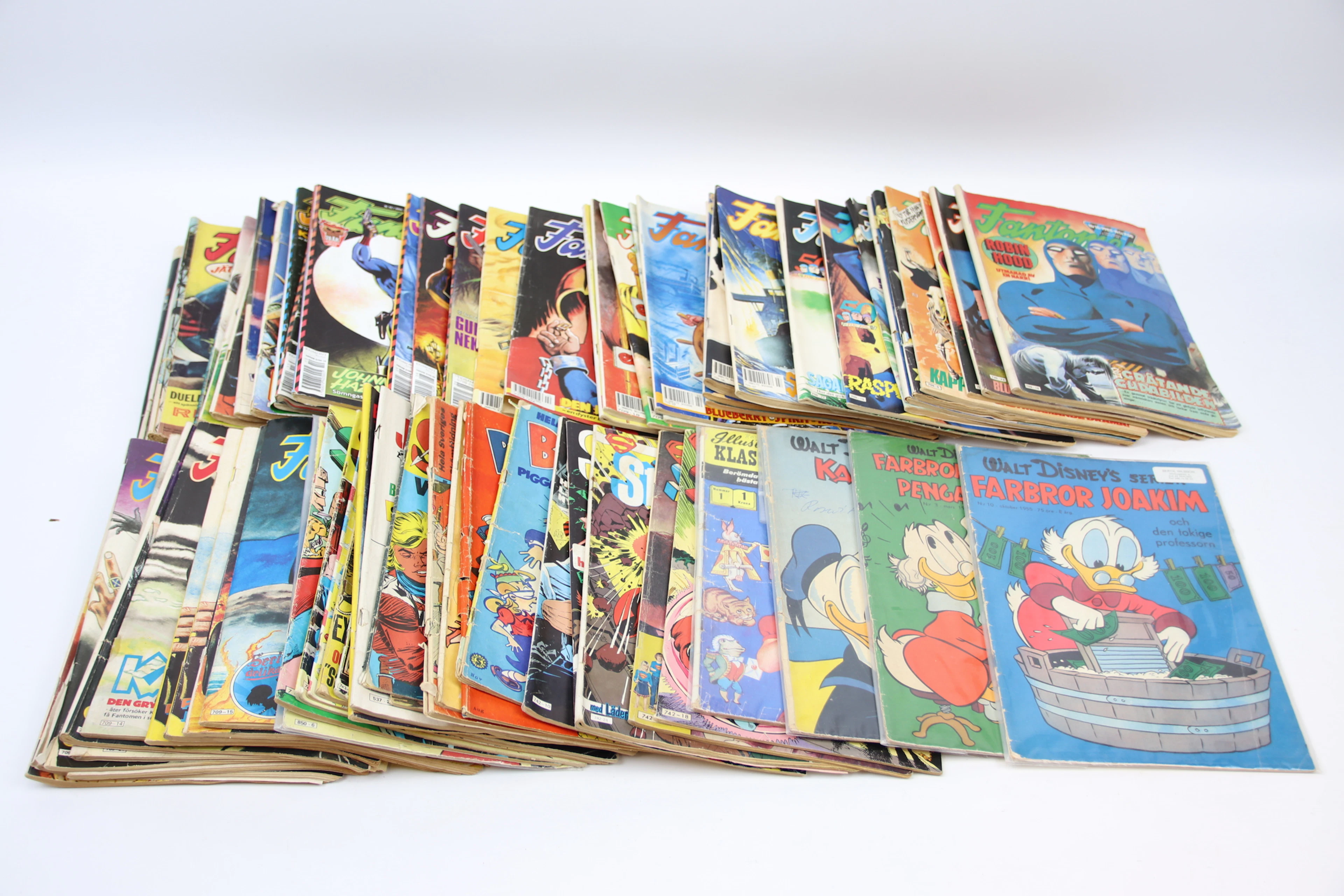 Fumetti, tanti, tra cui L'Uomo mascherato, Paperino e Superman.