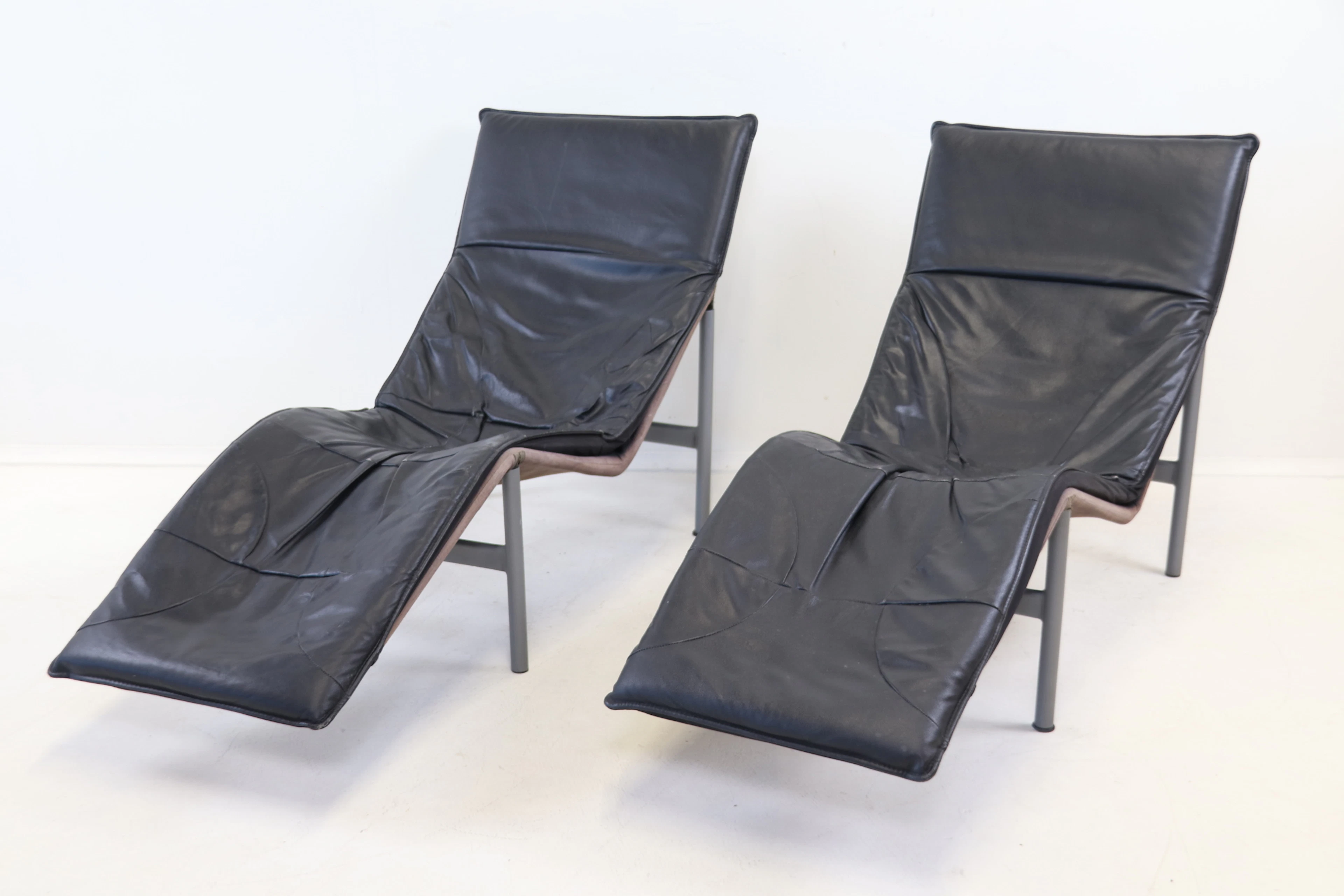 Tord Björklund, une paire de fauteuils, cuir/métal, « Skye », IKEA