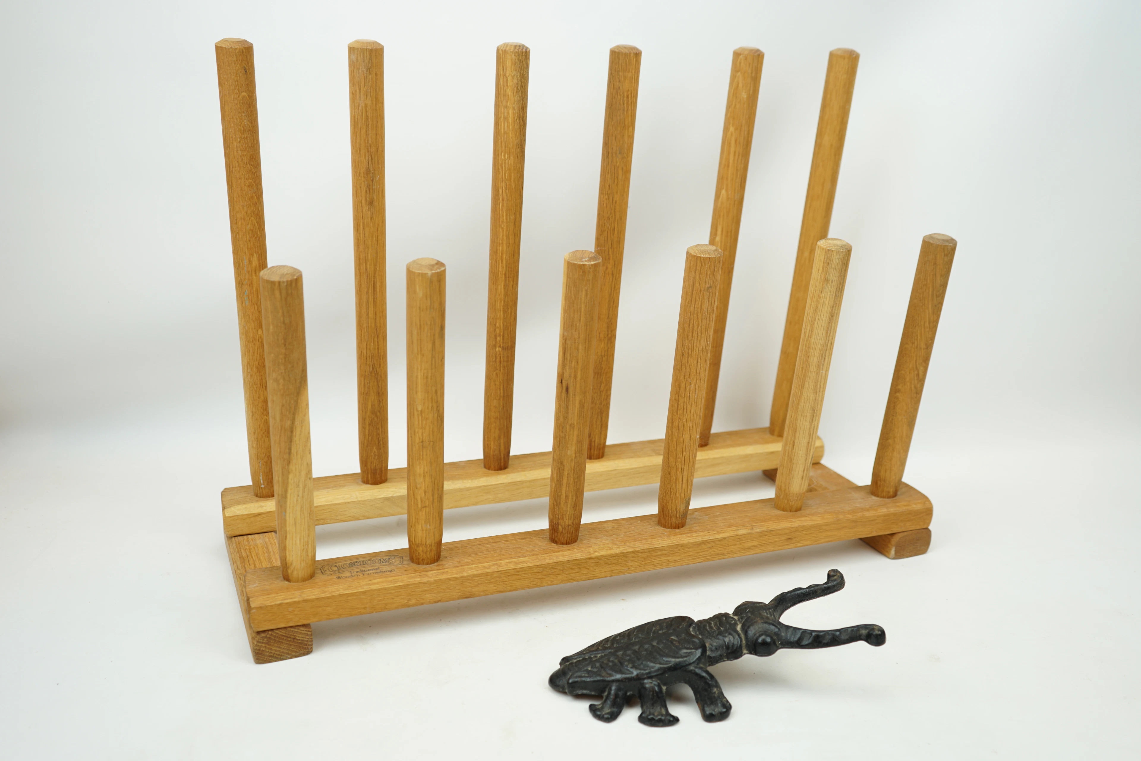 Gatos para botas, hierro fundido y perchas para botas, madera, guardarropas.