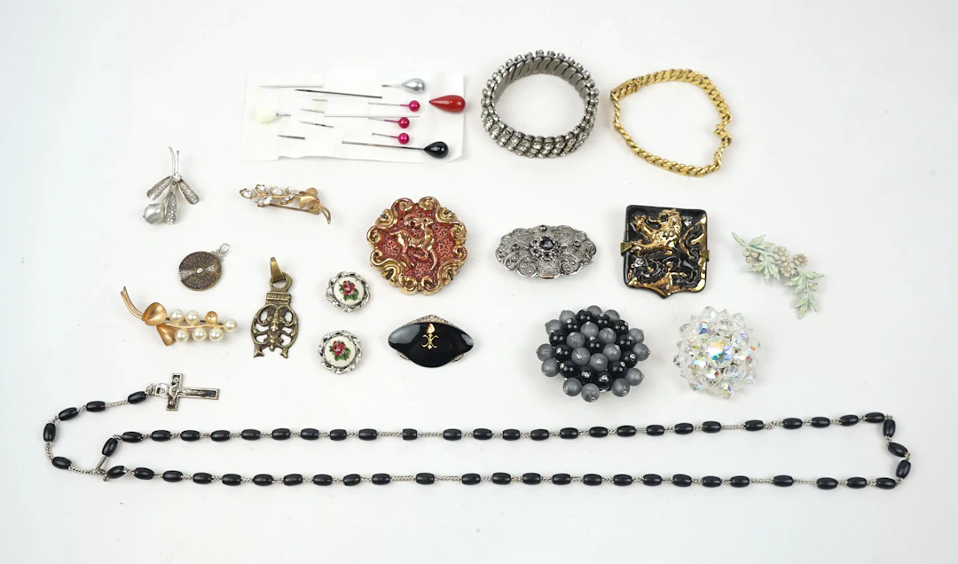 Costume jewellery, a lot.