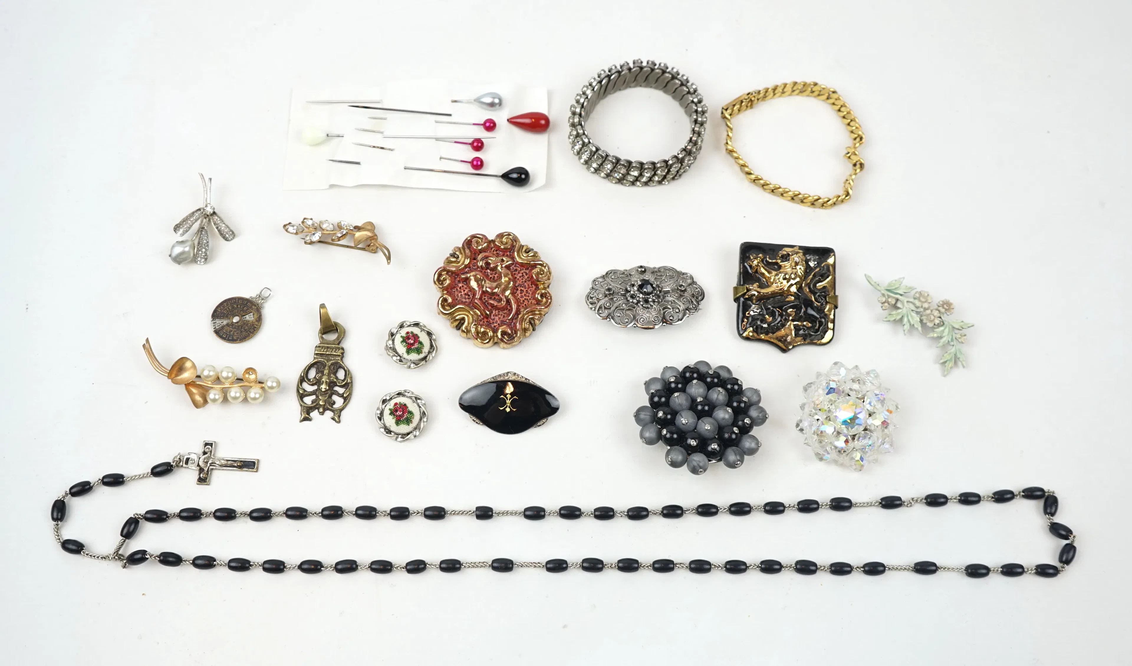 Costume jewellery, a lot.