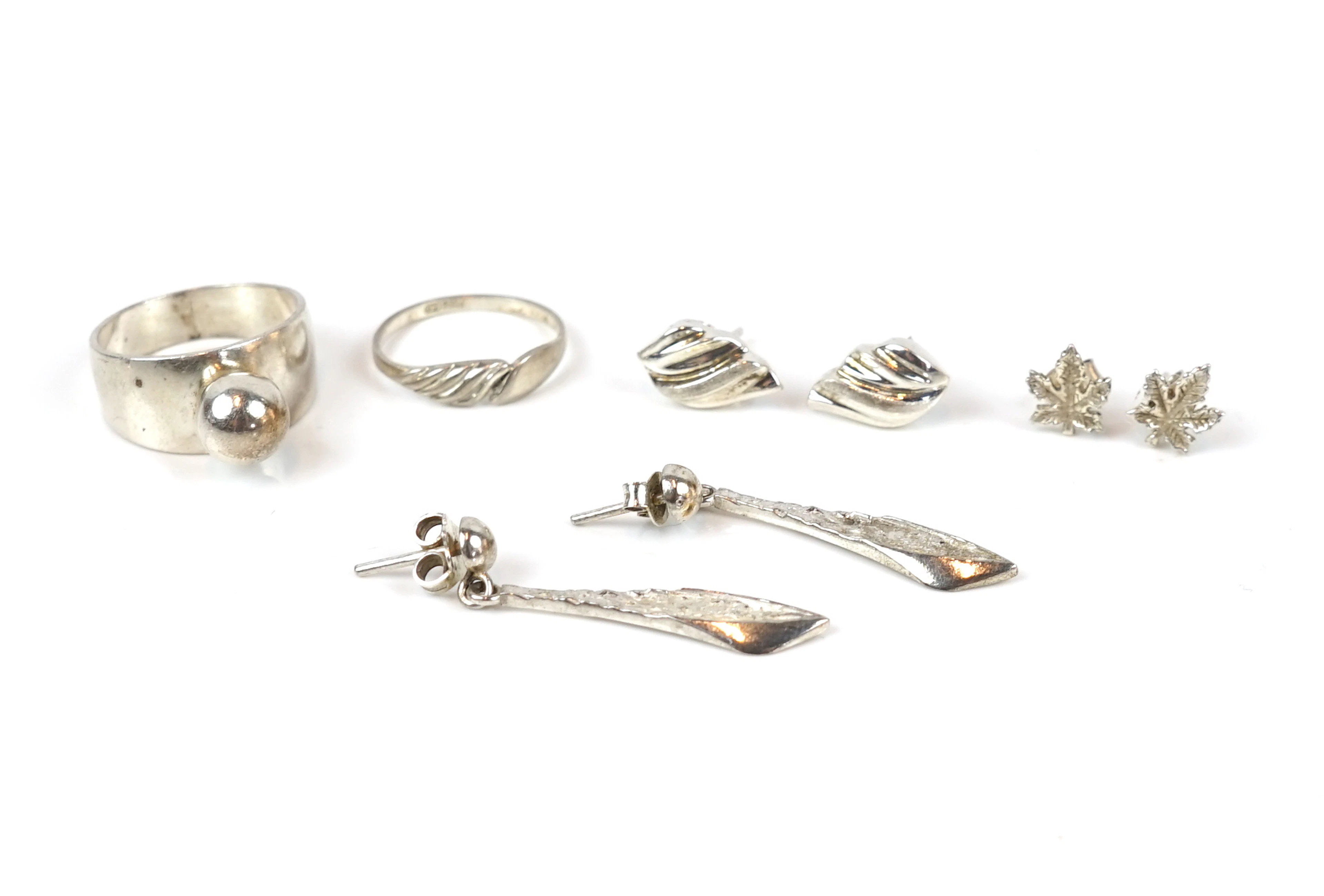 Anillos y pendientes, 8 piezas, plata 830-925.