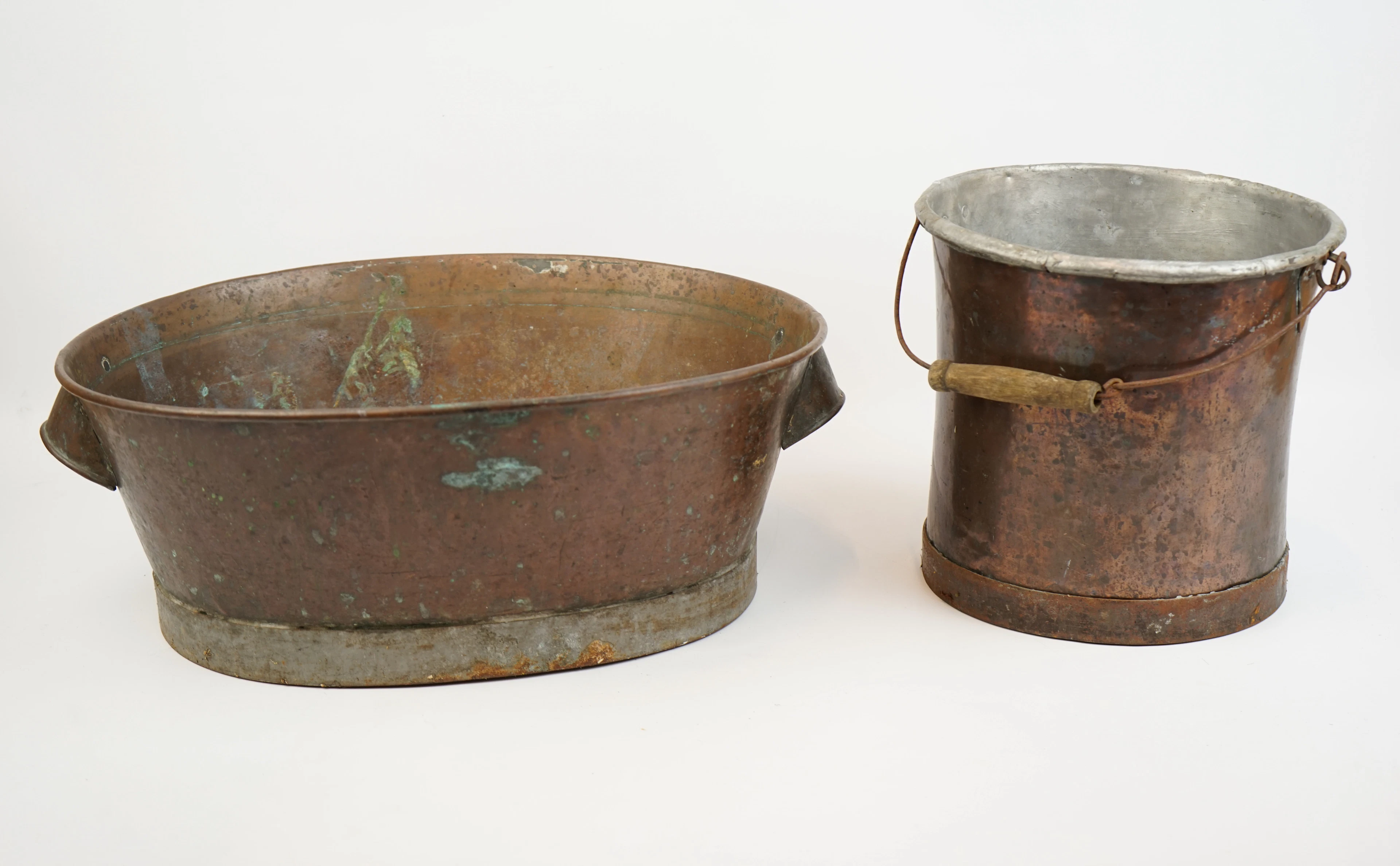 Baignoire et seau, tasses.