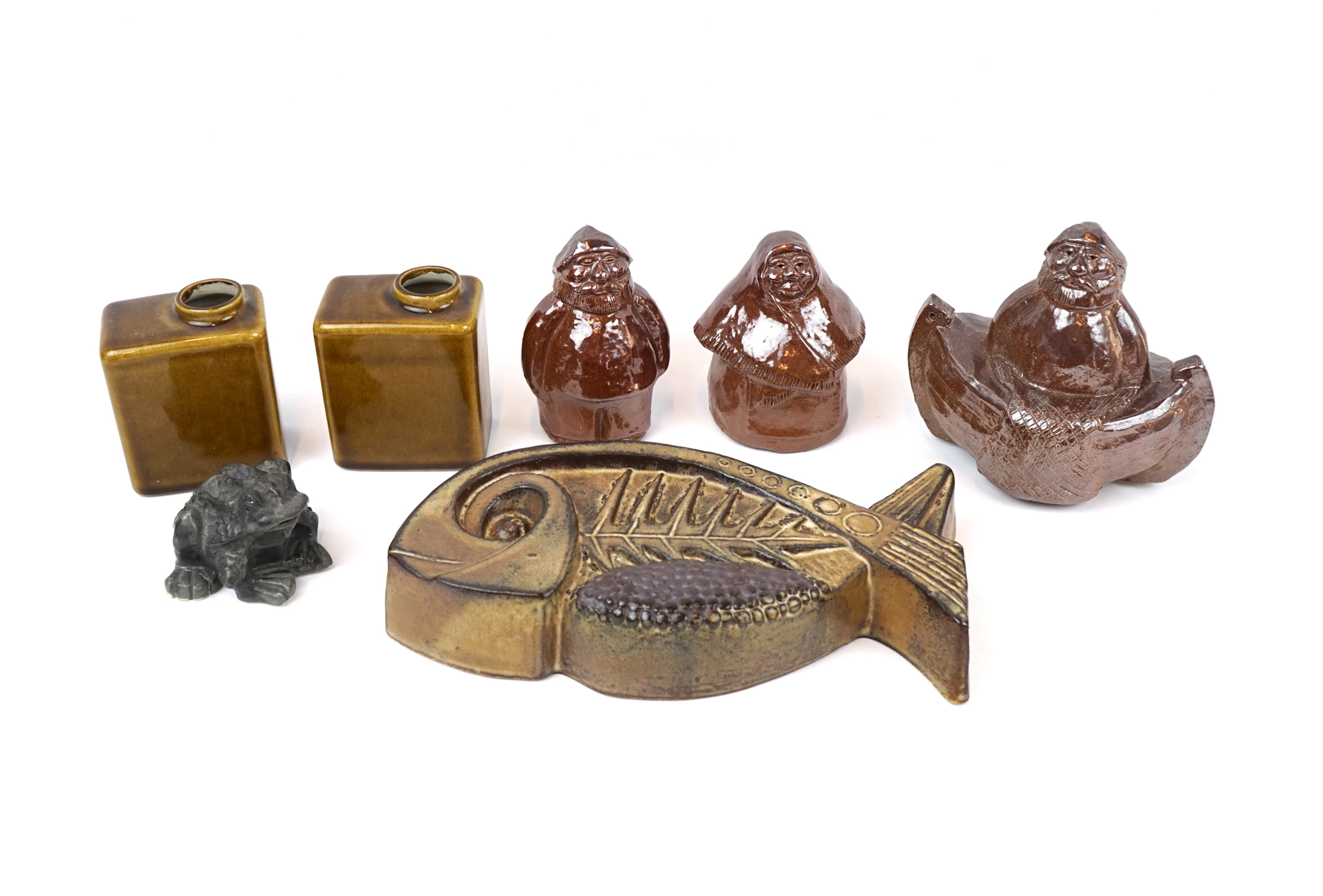Figuritas, jarrones y relieves murales, 7 piezas, cerámica, Höganäs y Erik
