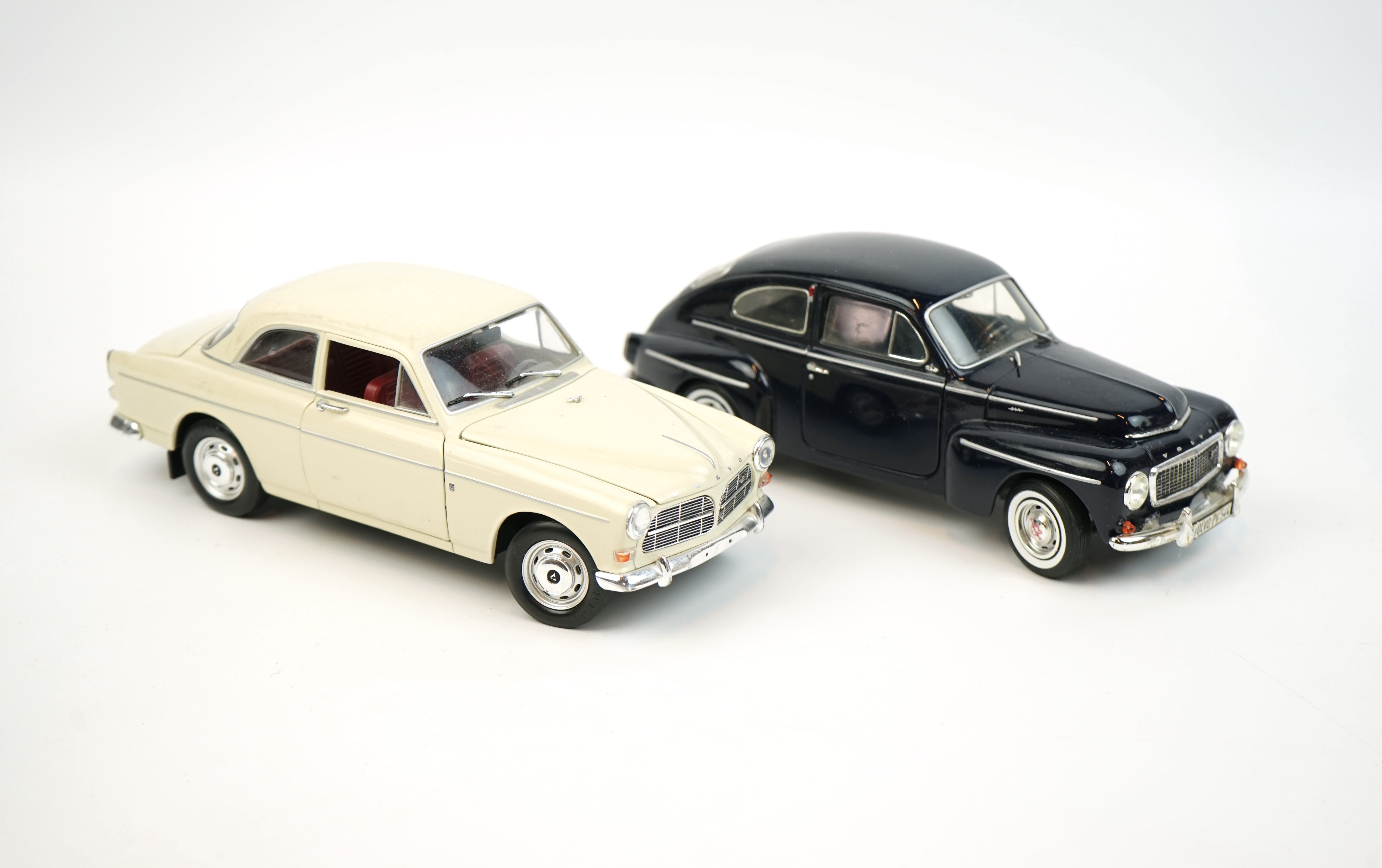 Tin Wizard Volvo Amazon Kombi en noir au 1:43