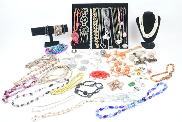 Costume jewellery, a lot.