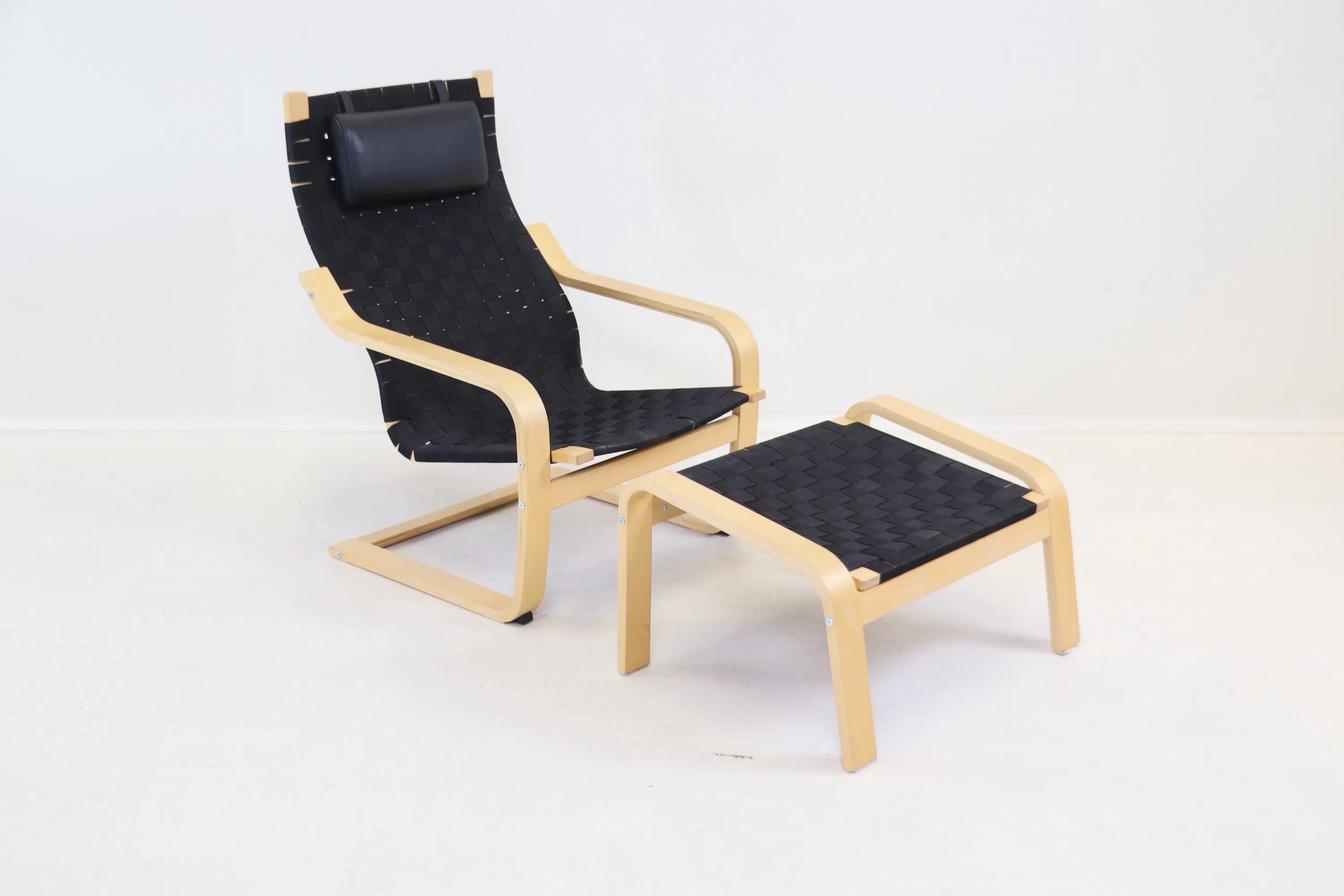 Noborn Nakamura, un sillón con reposapiés, madera/correa/cuero, "Points", IKEA, 1999.