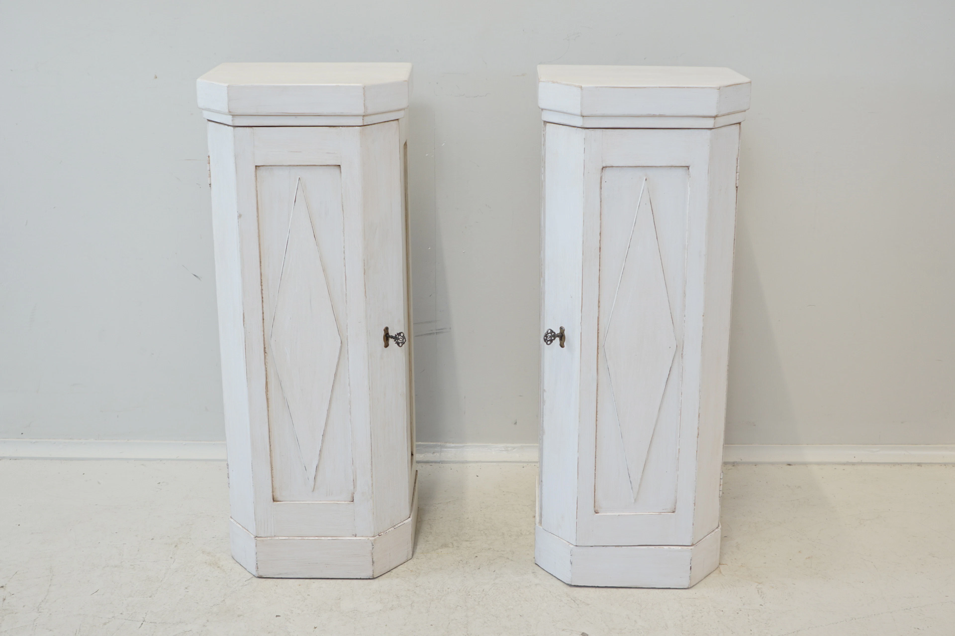 Armadio a colonna, coppia, legno dipinto antico, stile Gustaviano, 1800/1900.