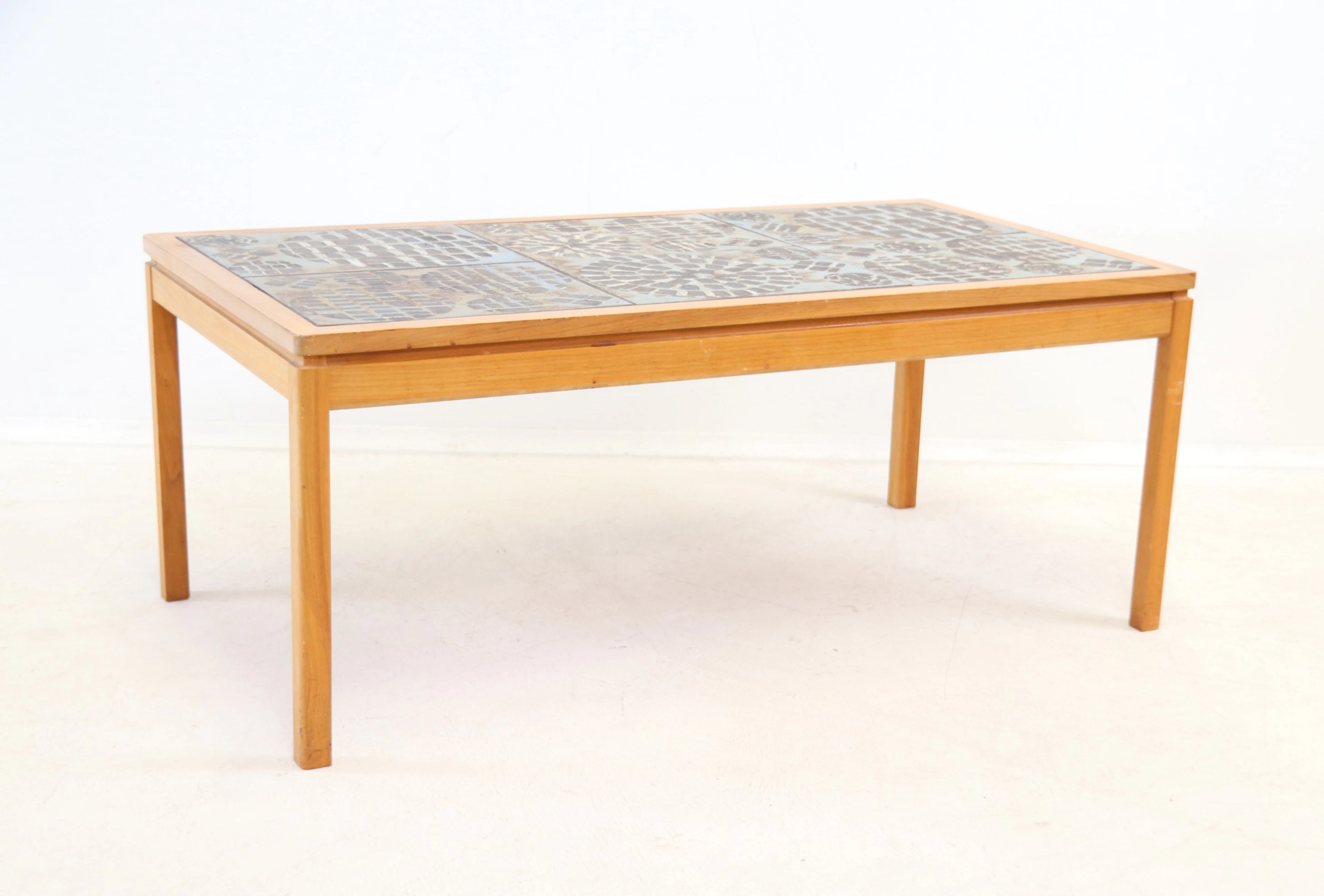 Yngvar Sandström, un tavolino da caffè, teak/ceramica, Seffle Furniture Factory, 1900.