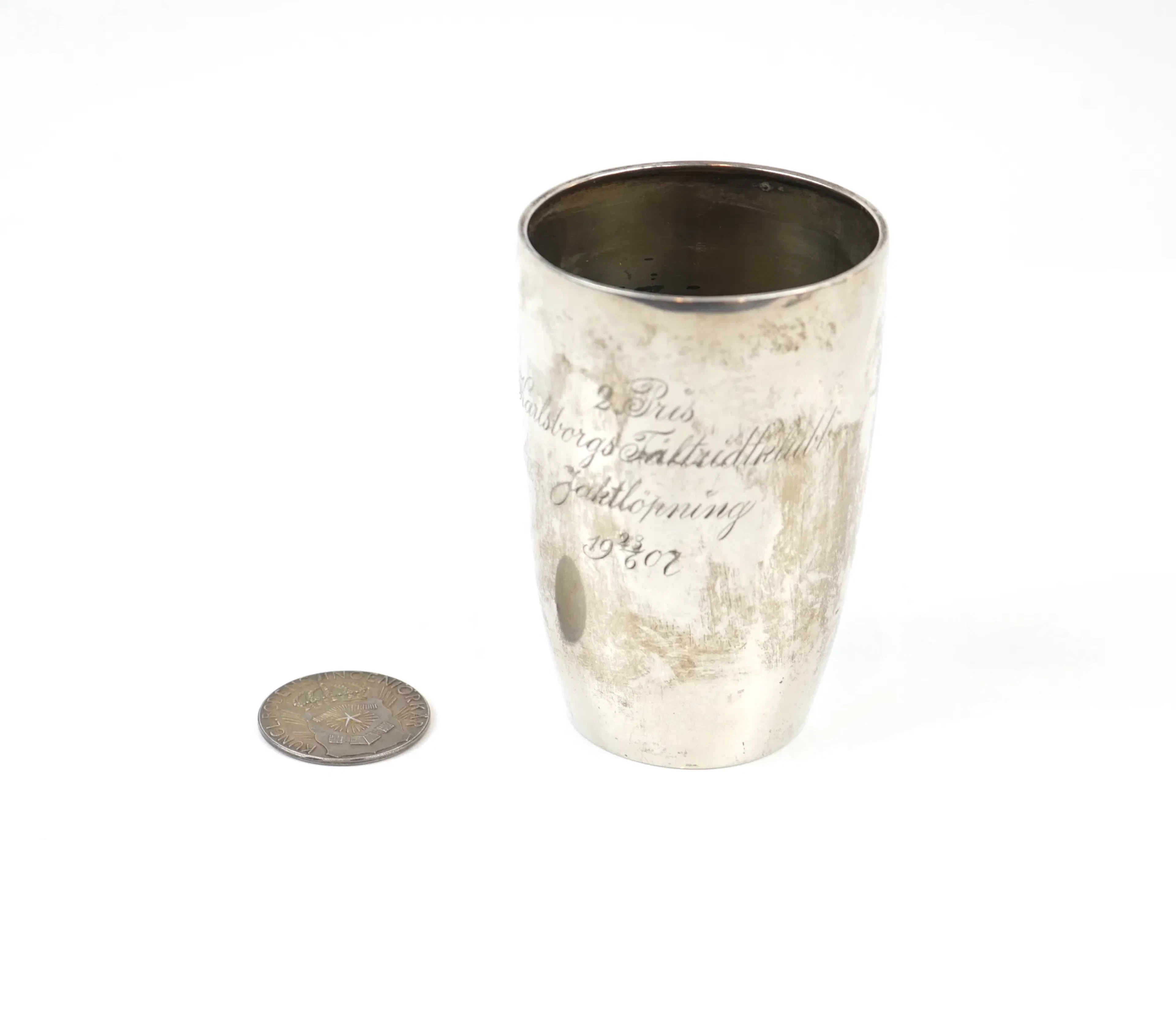 Copas y monedas de plata, incluyendo C.G. Hallberg.